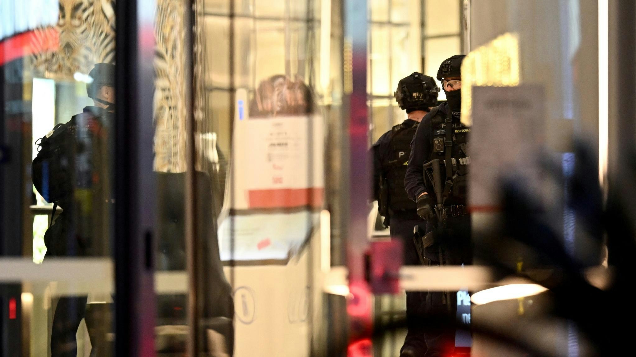 位于澳洲悉尼东部的购物中心Westfield Bondi Junction在2024年4月13日多人被人用刀刺伤，数人死亡。涉案男疑犯被女警开枪击毙。图为案发后战术反应部队成员进入商场内。（Reuters）
