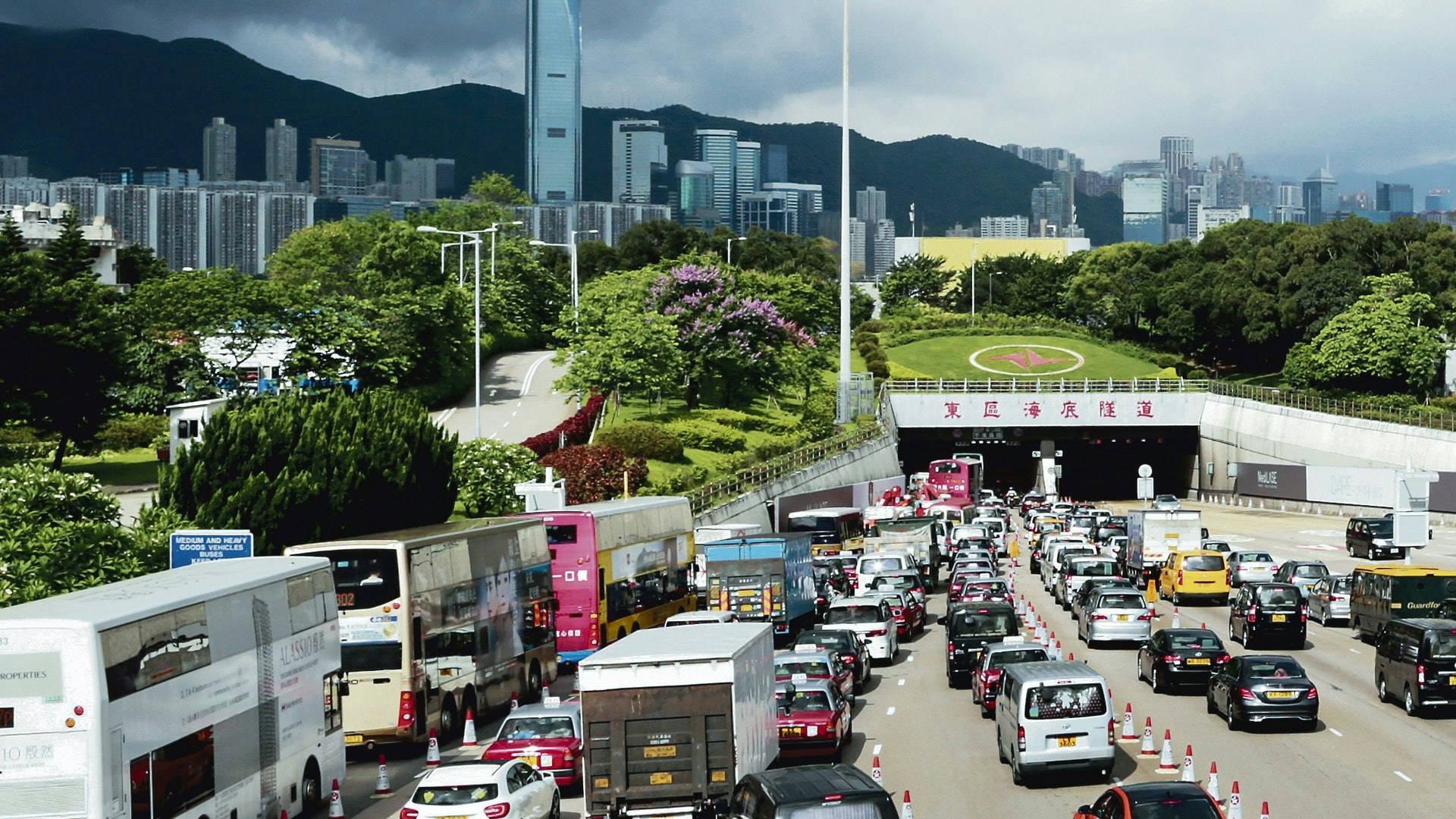 主指香港道路是不允许慢速行驶，因要确保道路畅顺。（资料图片）
