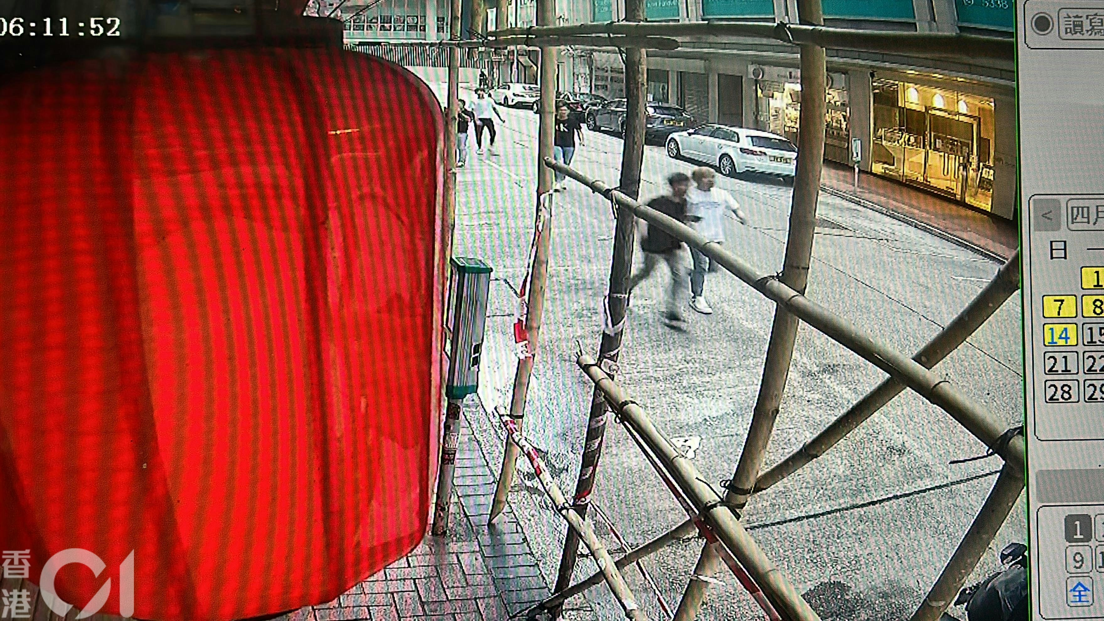 附近闭路电视拍摄到事发后多名男子在长乐街走动，疑与事件有关。