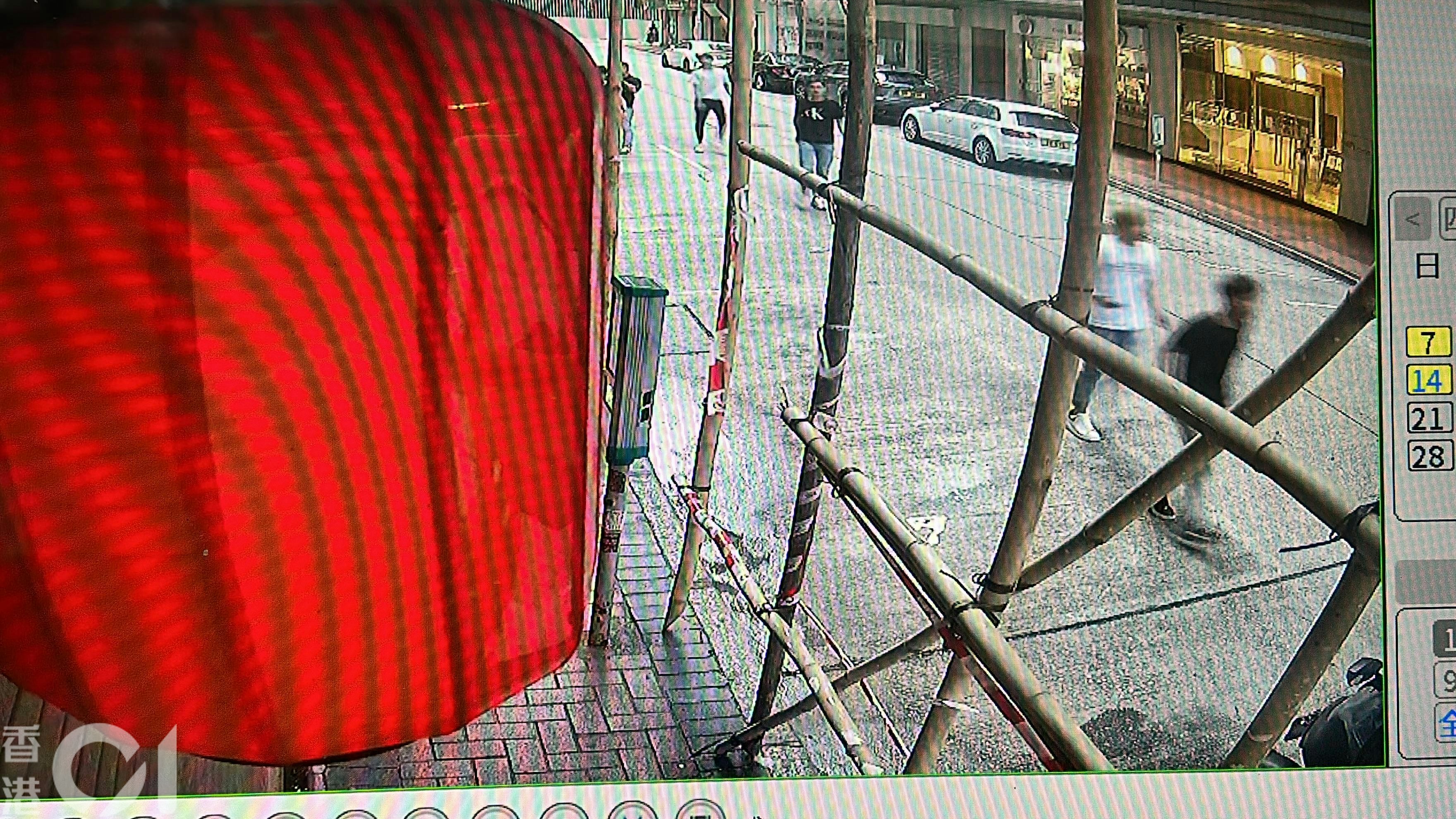 附近闭路电视拍摄到事发后多名男子在长乐街走动，疑与事件有关。