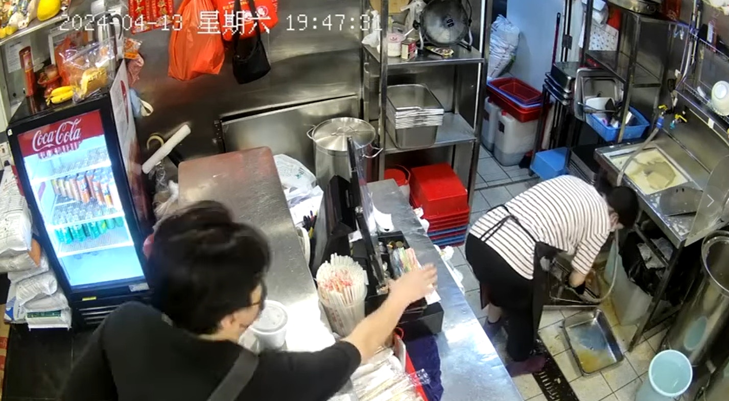深水埗一间食店遭偷窃，一名穿黑衣戴口罩的男子走进店内，假装买饭道：「五个肉饼，菜心」，待店员转身为他准备时，便即时出手，擸走收银机纸币就迅速逃去。（Chi Wai Wong／香港两𩠌饭关注组）