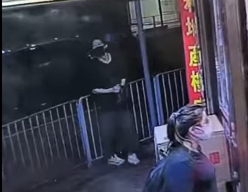 深水埗一间食店遭偷窃，一名穿黑衣戴口罩的男子走进店内，假装买饭道：「五个肉饼，菜心」，待店员转身为他准备时，便即时出手，擸走收银机纸币就迅速逃去。（Chi Wai Wong／香港两𩠌饭关注组）