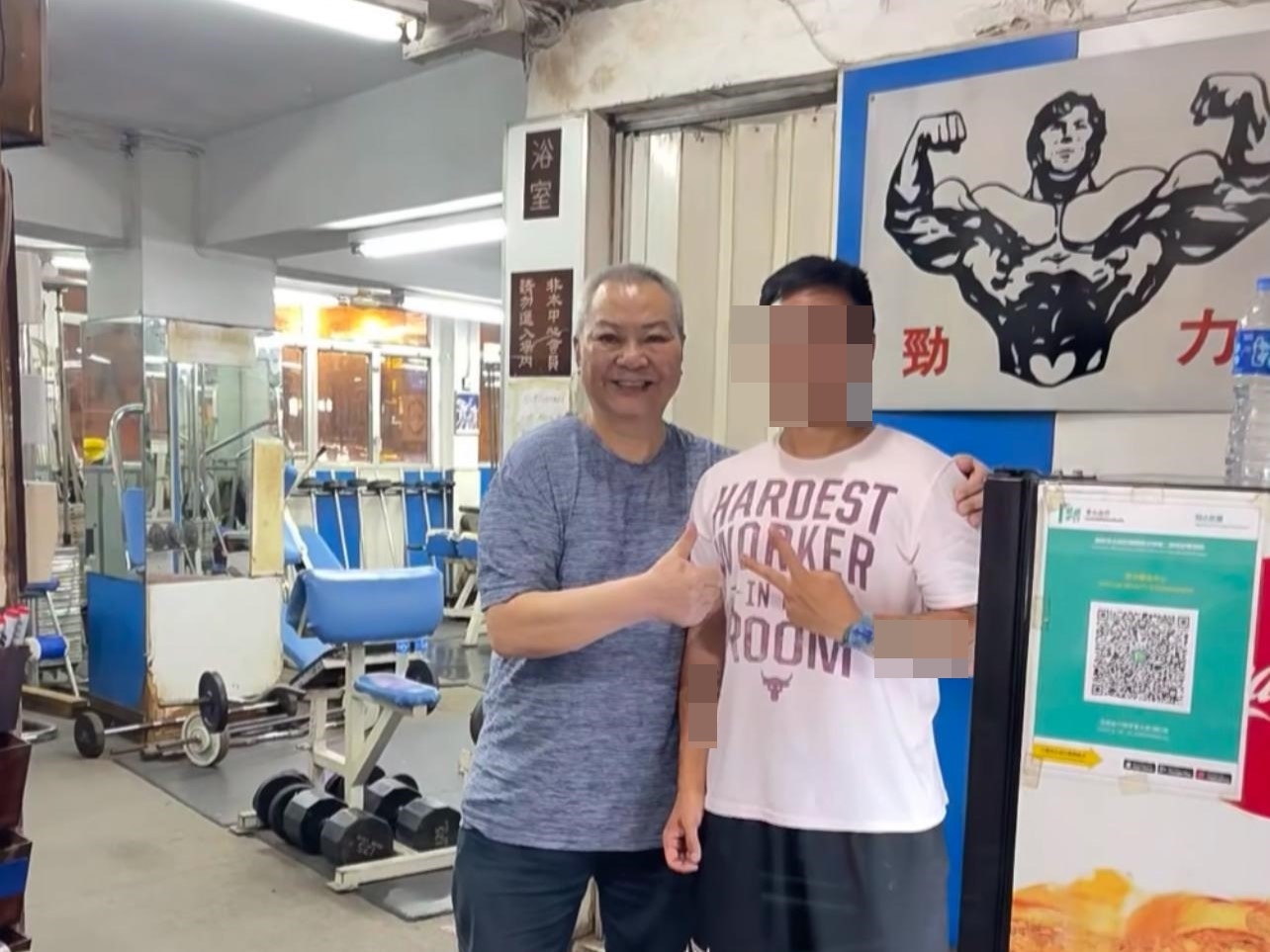 马老板（左）不时与健身人士分享心得，他向《香港01》表示刚刚回到中心了解损毁情况，目睹现场「成个人呆晒、实晒」，现时未有计划如何善后。（小红书帐户疯狂机器猫图片）