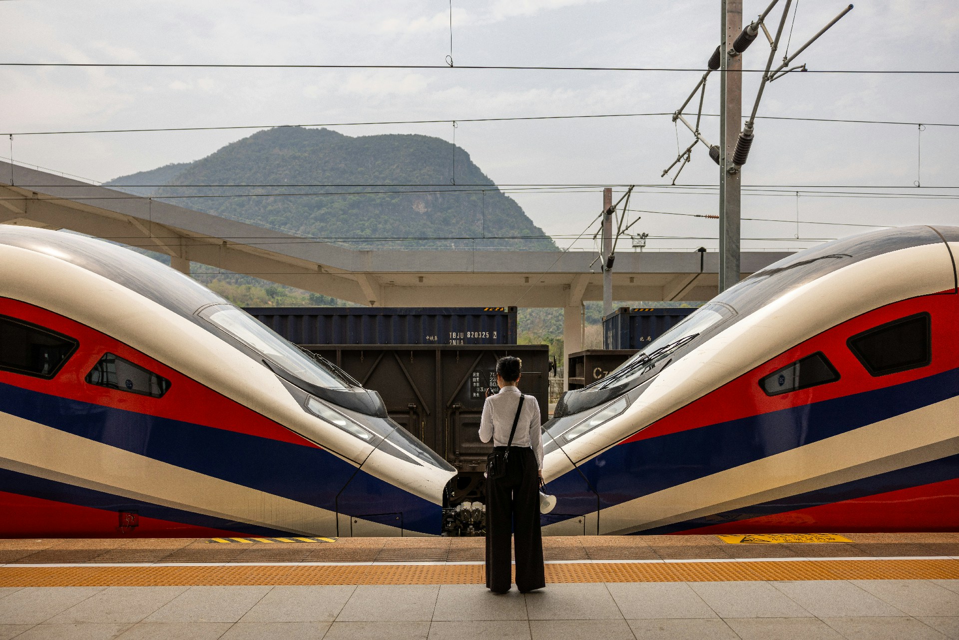 4月12日，老撾龍坡邦，鐵路職員在龍坡邦站月台上工作。（Lauren DeCicca/Getty Images）