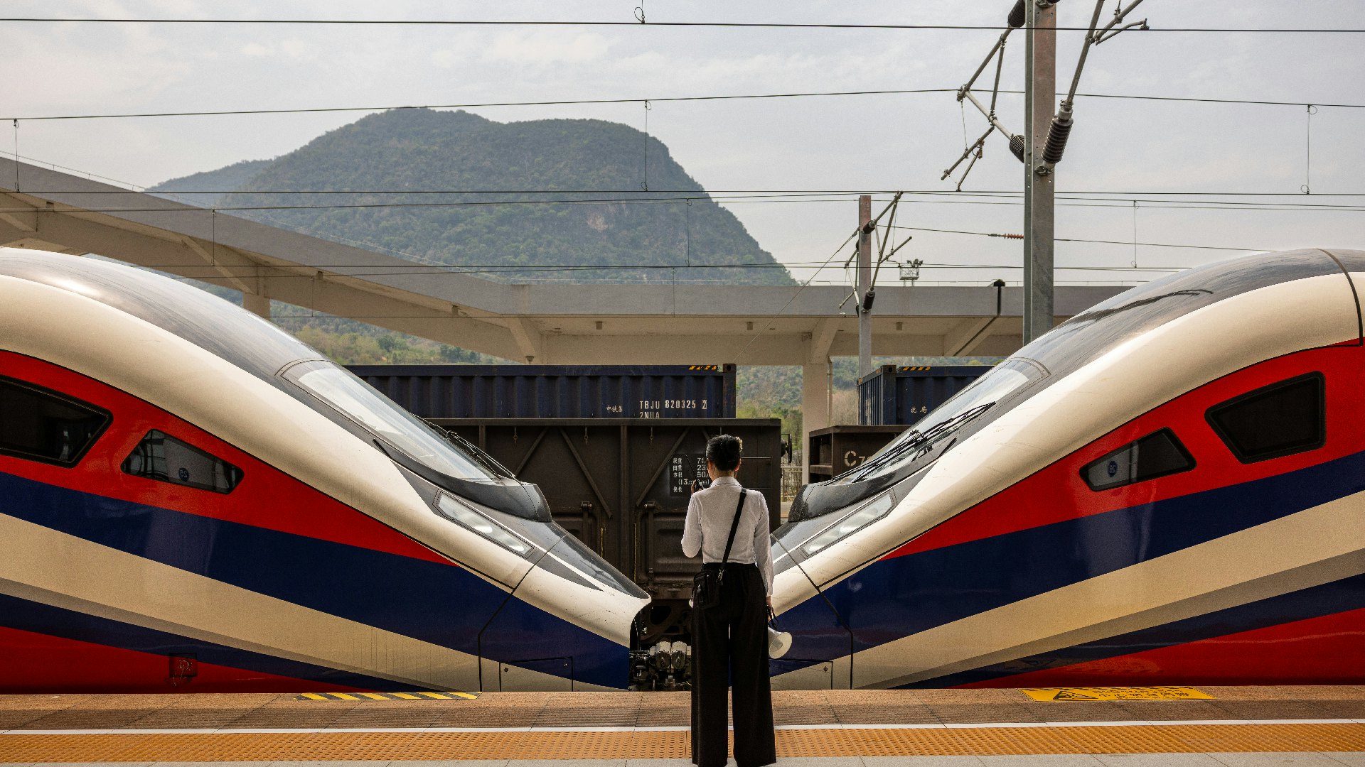 4月12日，老撾龍坡邦，鐵路職員在龍坡邦站月台上工作。（Lauren DeCicca/Getty Images）