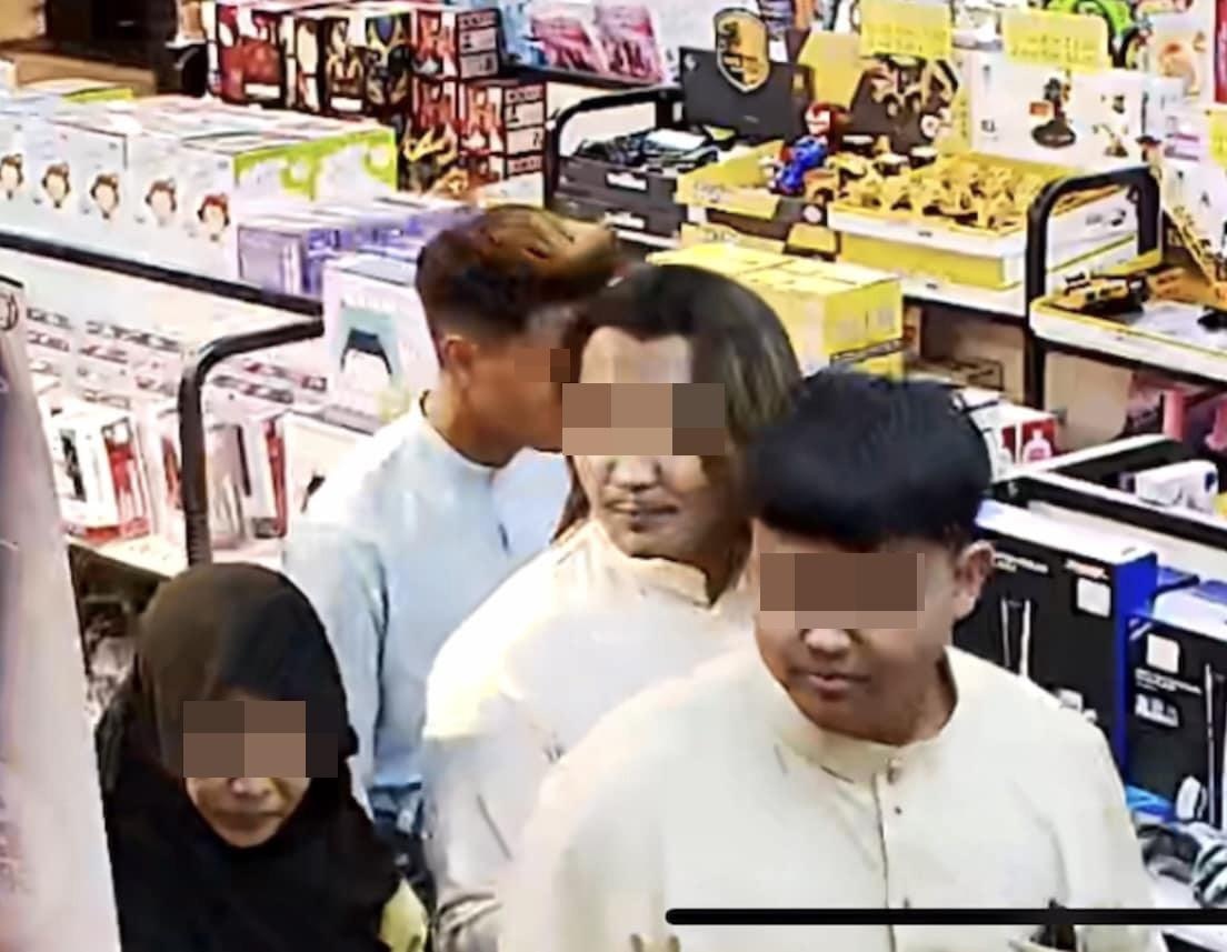 马来西亚某商场店舖店主近日在Facebook发布闭路电视（CCTV）影片及截图，见到有一家五口在互相配合下偷窃店内货品，全程仅7秒，手法相当纯熟。（CCTV截图）