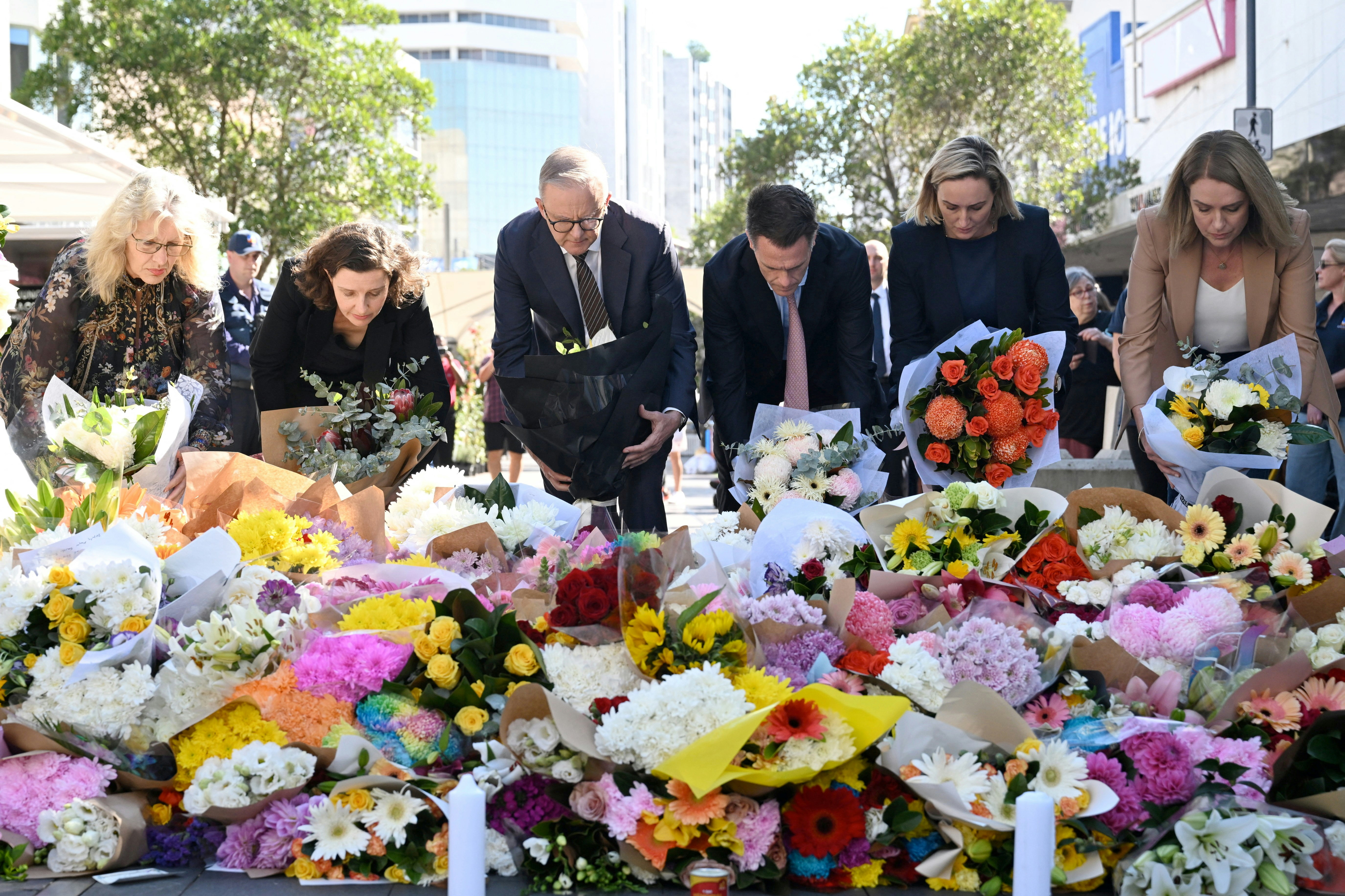 澳洲悉尼4月13日发生持刀袭击案后，总理阿尔巴尼斯与新州州长柯民思14日到案发现场外悼念。（AAP Image/Dean Lewins via REUTERS）