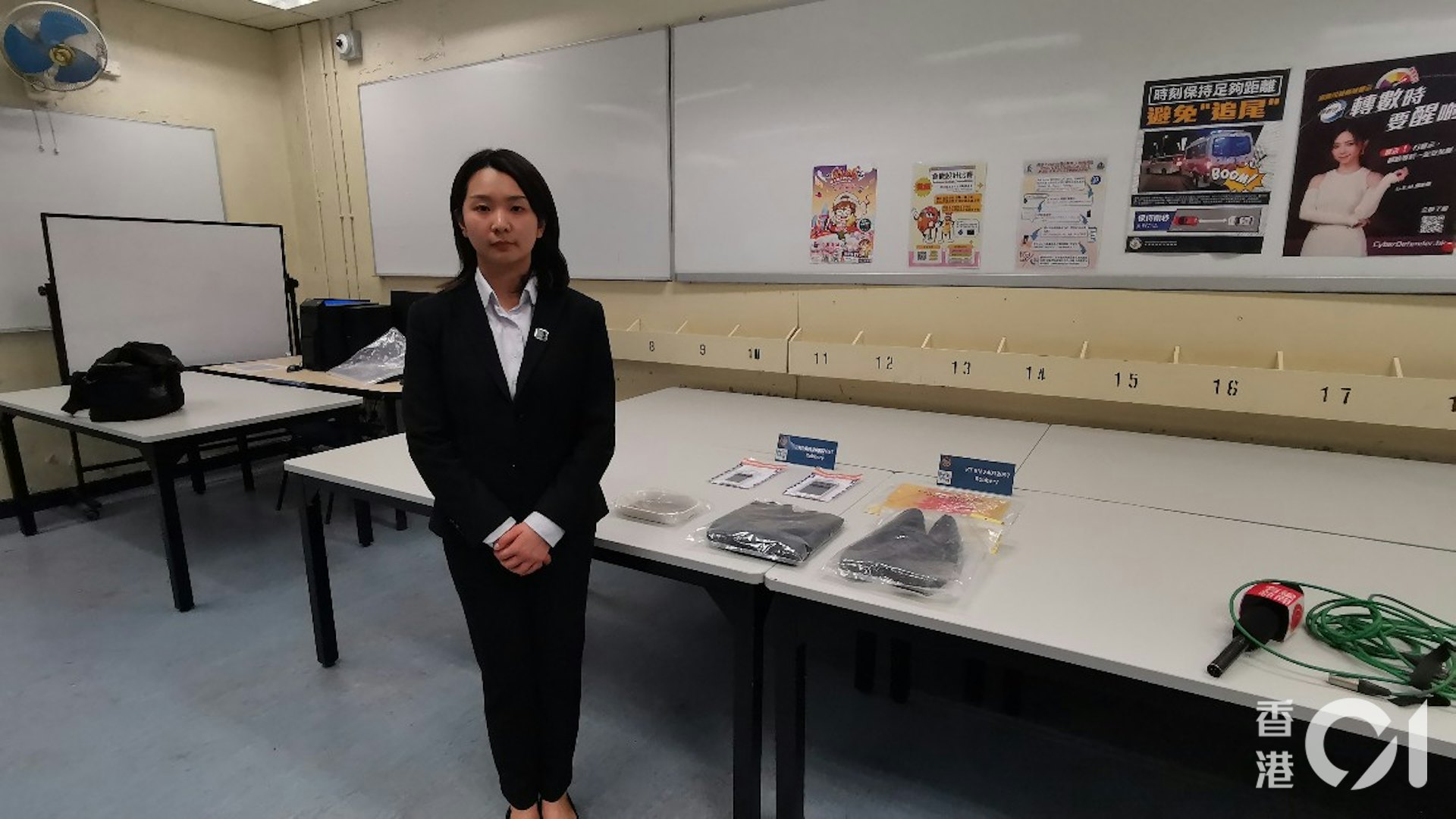 觀塘警區重案組主管偵緝督察梁曼宜交代案件。(林振華攝)