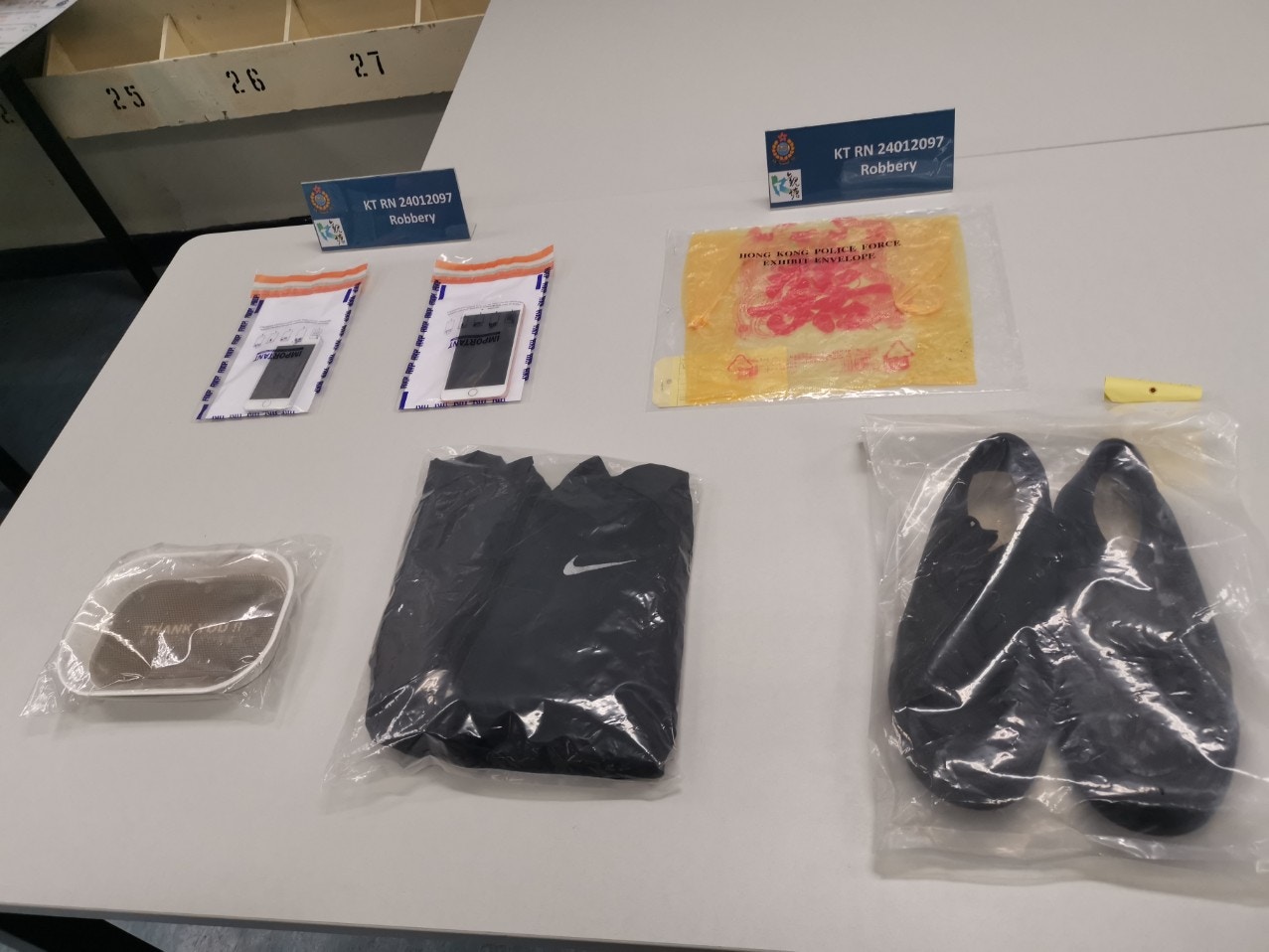 警方檢獲犯案時衣物及鞋子。（林振華攝）