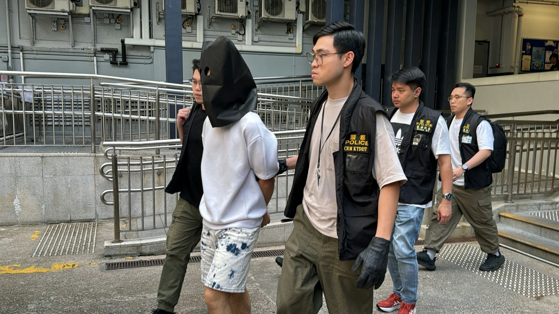 警方於案發36小時,今日凌晨1時半,於其將軍澳住所附近,拘捕一名27歲姓胡本地男子。(林振華攝)