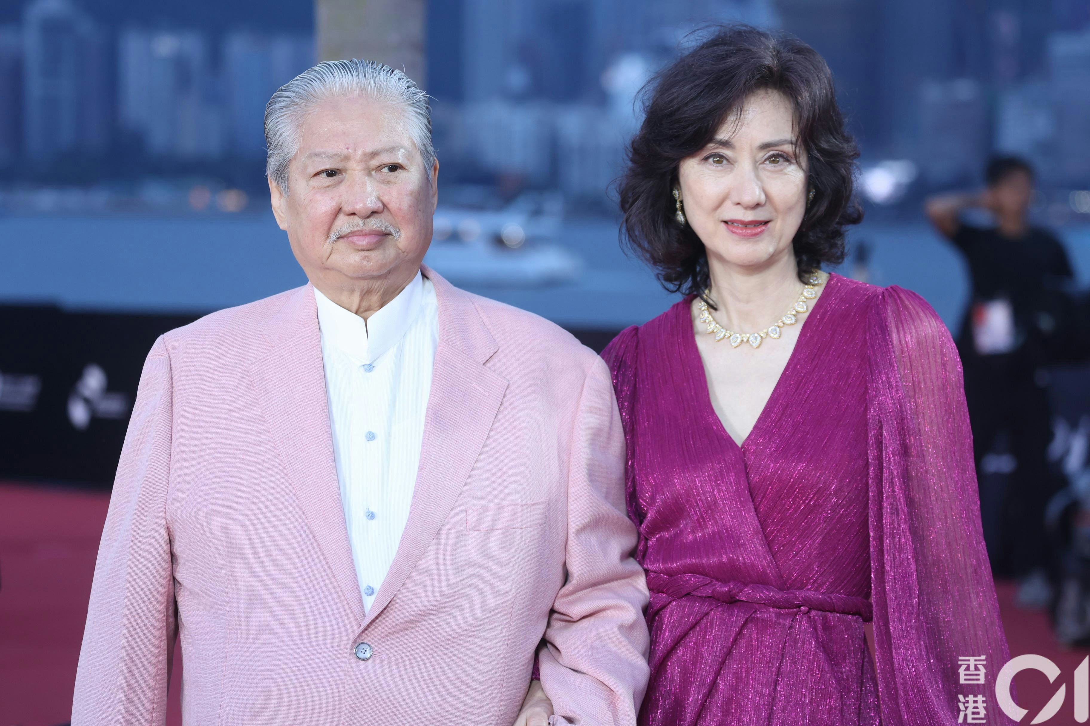 洪金宝与太太高丽虹一同出席「第42届香港电影金像奖」颁奖典礼及红地毡环节。（资料图片）