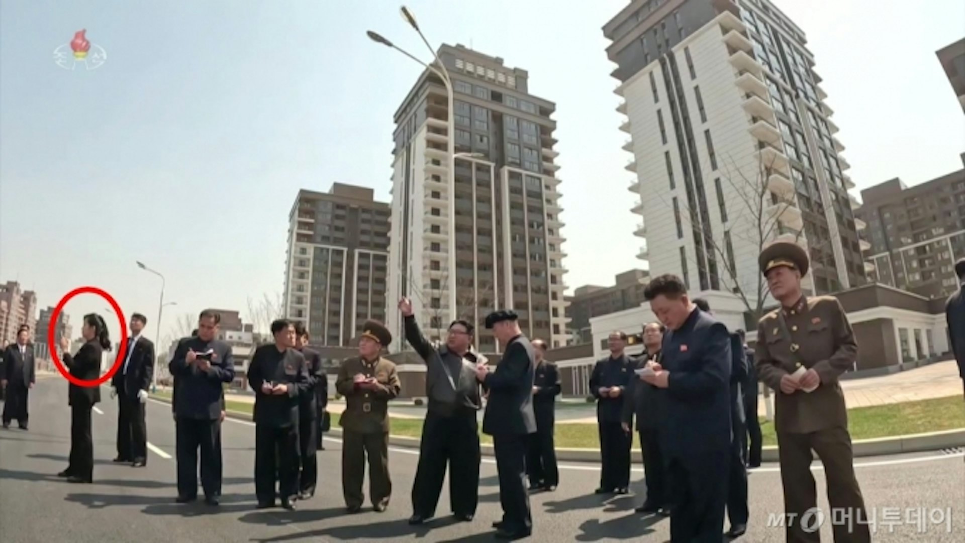 朝鮮最高領導人金正恩身邊罕見的女性親信、曾是朝鮮人氣歌手的玄松月,最近被拍到隨行赴工地視察時,只有她一個人低頭在滑手機,其餘幹部則專心聽著金正恩指示,被認為權勢地位又再次上升。(mt.co.kr) 朝鮮最高領導人金正恩身邊罕見的女性親信、曾是朝鮮人氣歌手的玄松月,最近被拍到隨行赴工地視察時,只有她一個人低頭在滑手機,其餘幹部則專心聽著金正恩指示,被認為權勢地位又再次上升。(mt.co.kr)