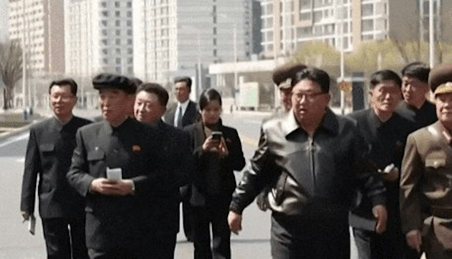 朝鮮最高領導人金正恩身邊罕見的女性親信、曾是朝鮮人氣歌手的玄松月,最近被拍到隨行赴工地視察時,只有她一個人低頭在滑手機,其餘幹部則專心聽著金正恩指示,被認為權勢地位又再次上升。(mt.co.kr) 朝鮮最高領導人金正恩身邊罕見的女性親信、曾是朝鮮人氣歌手的玄松月,最近被拍到隨行赴工地視察時,只有她一個人低頭在滑手機,其餘幹部則專心聽著金正恩指示,被認為權勢地位又再次上升。(mt.co.kr)