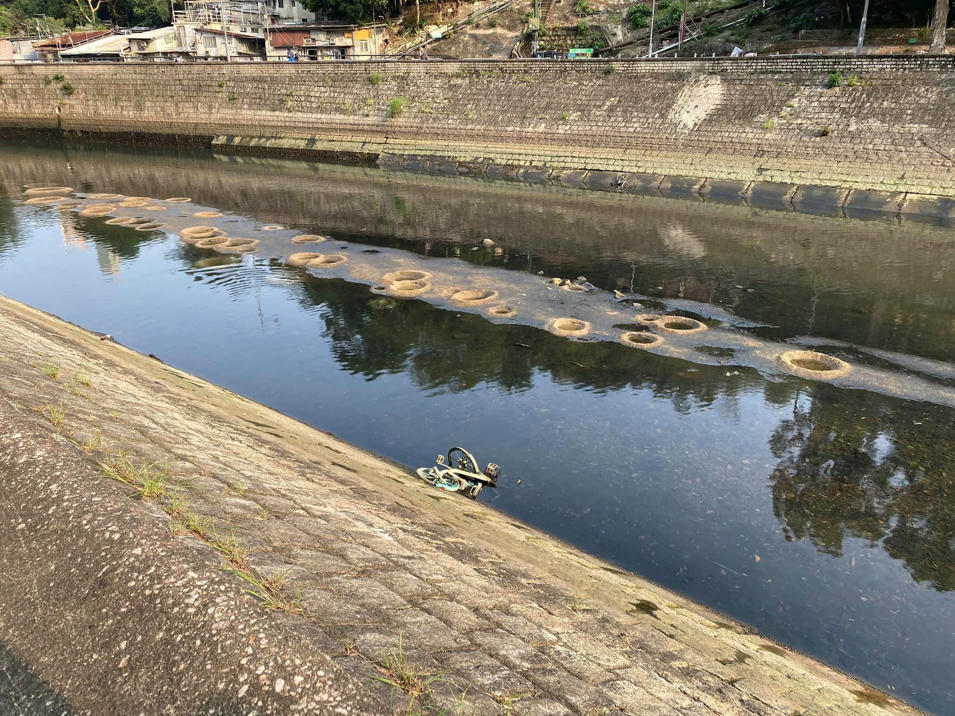 有大埔街坊於網上大埔群組發相發文,指大埔林村河驚現數十個「神秘圓圈」。(Facebook群組「大埔 TAI PO」) 有大埔街坊於網上大埔群組發相發文,指大埔林村河驚現數十個「神秘圓圈」。(Facebook群組「大埔 TAI PO」)