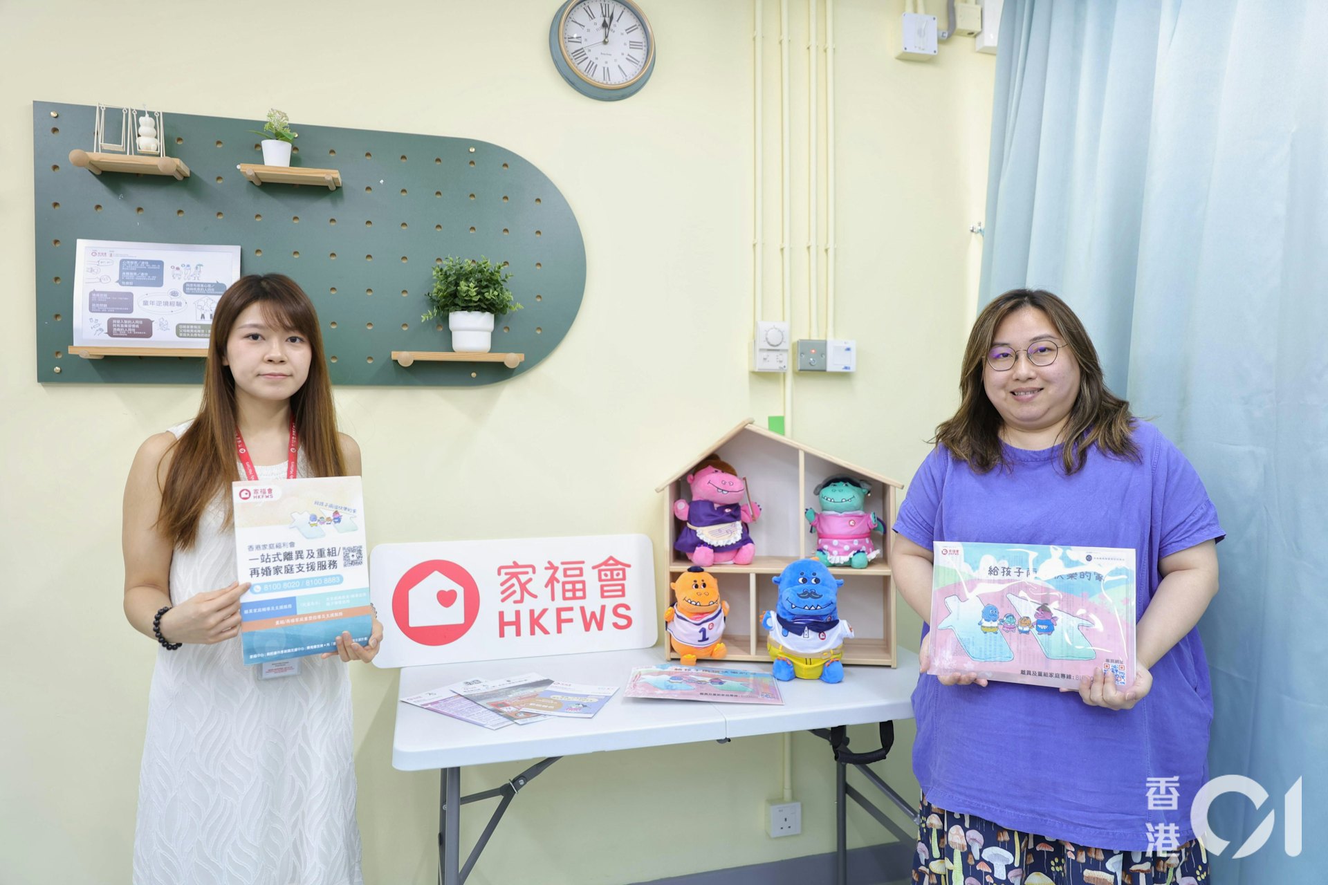 賽馬會放晴‧再「喜」航多元家庭支援計劃社工程姑娘(左)表示,當時Kit因為害怕再也不能再看到孫女而接受了許多前媳婦不合理的要求。(鄭子峰攝)