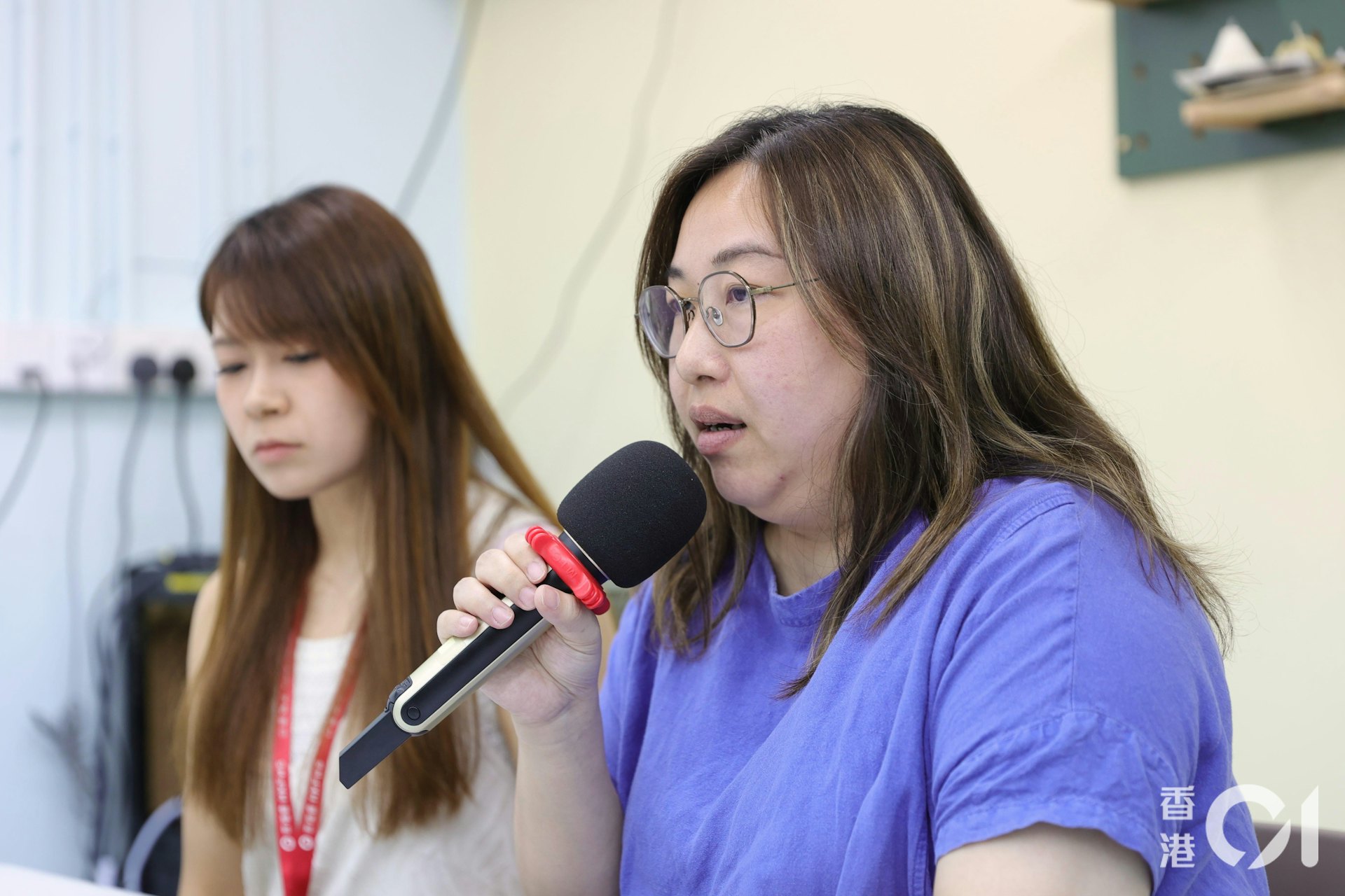 負責個案的謝姑娘(右)表示,當時與Hart、Hart的女朋友以及女兒頻繁地會面了解他們對於新關係的想法。(鄭子峰攝)