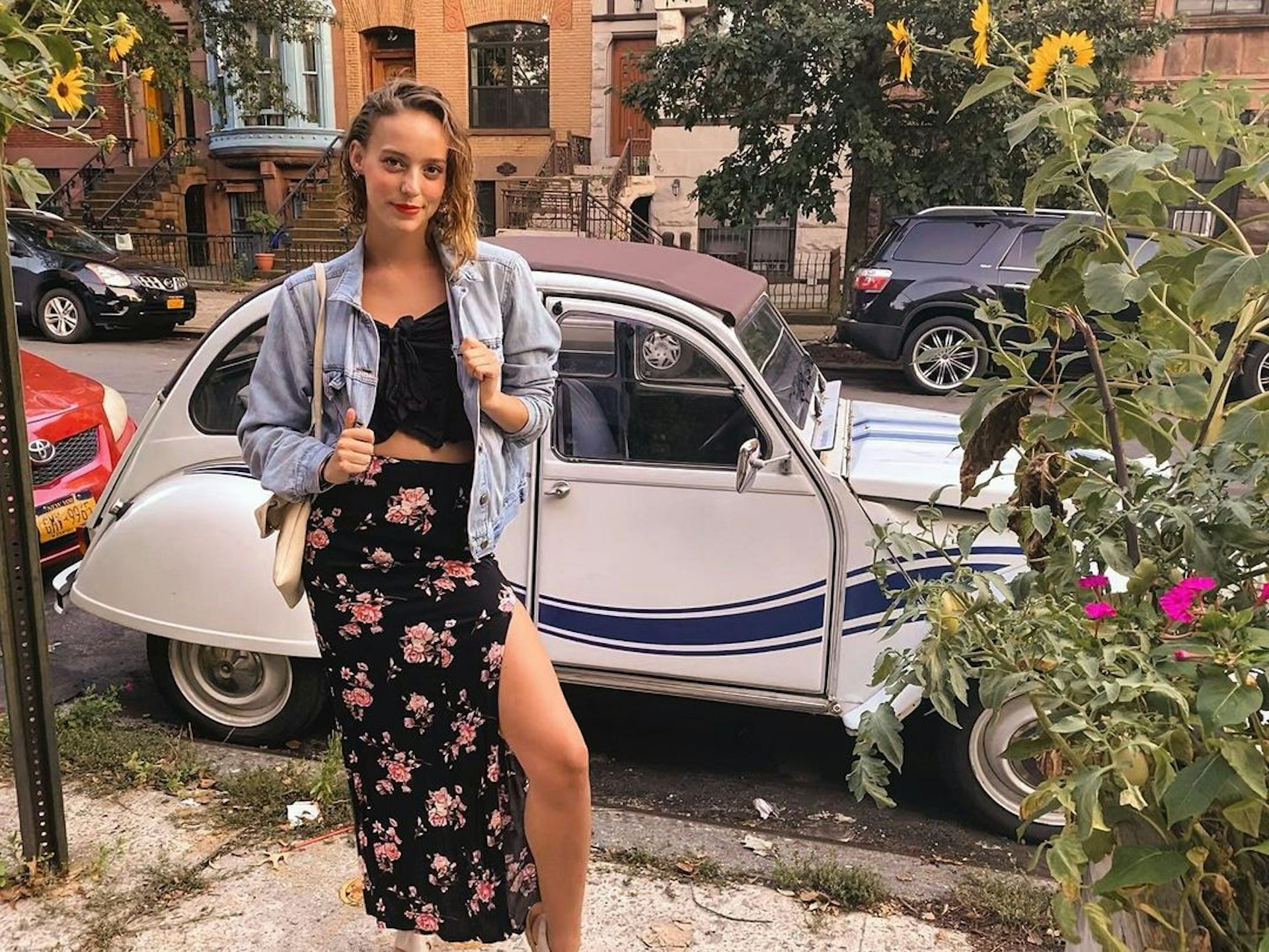 美國紐約一名年僅24歲的舞者艾拉(Ayla Eilert),自2021年5月開始感到喉嚨痛,且舌頭上出現潰瘍,4個月後確診罹患三大皮膚癌之一「鱗狀細胞癌」。儘管她立即接受了部分舌頭切除、放射及化學治療,不過癌細胞已經轉移到她身體的13個部位,7個月後仍不敵病魔病逝。(IG@ayla_rain) 美國紐約一名年僅24歲的舞者艾拉(Ayla Eilert),自2021年5月開始感到喉嚨痛,且舌頭上出現潰瘍,4個月後確診罹患三大皮膚癌之一「鱗狀細胞癌」。儘管她立即接受了部分舌頭切除、放射及化學治療,不過癌細胞已經轉移到她身體的13個部位,7個月後仍不敵病魔病逝。(IG@ayla_rain)