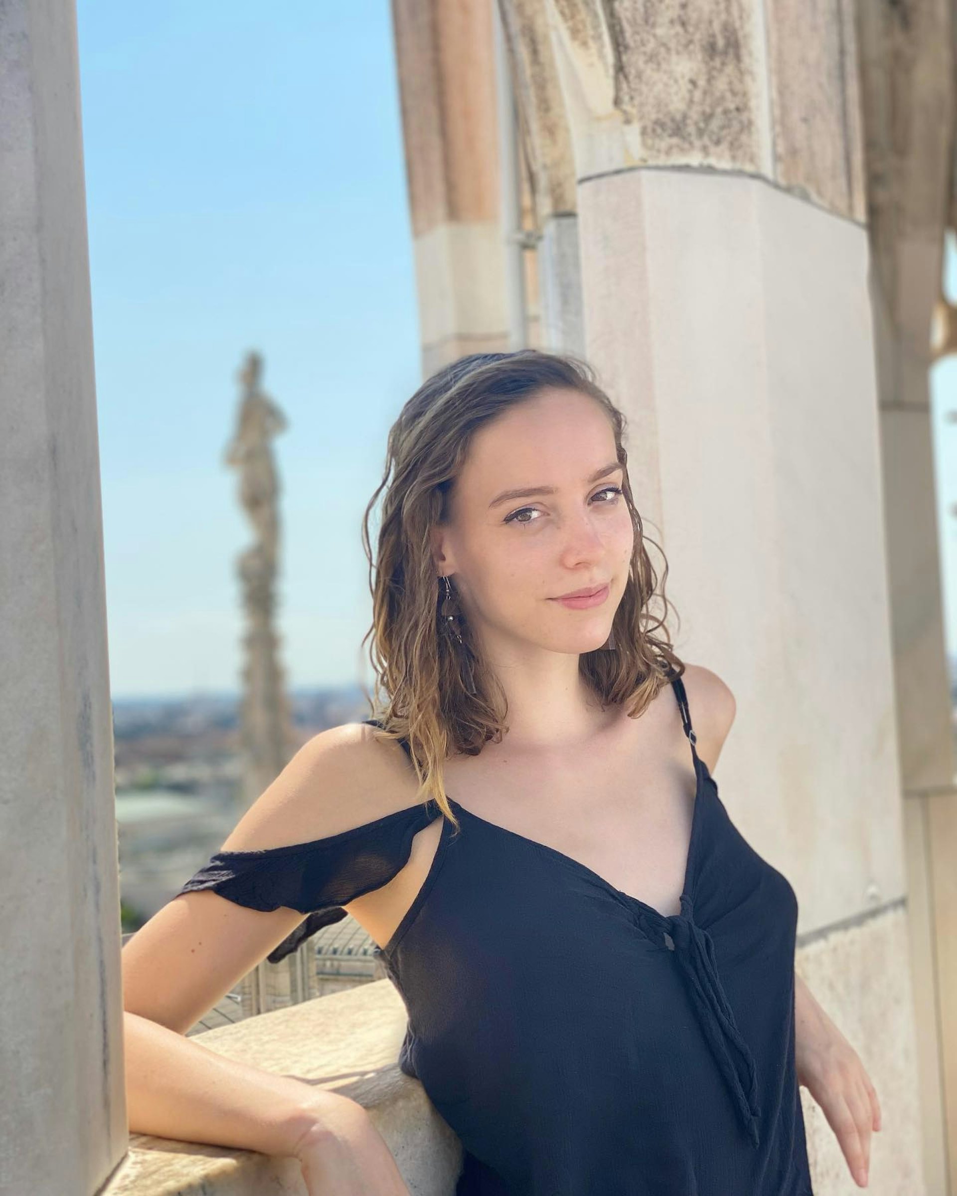 美國紐約一名年僅24歲的舞者艾拉(Ayla Eilert),自2021年5月開始感到喉嚨痛,且舌頭上出現潰瘍,4個月後確診罹患三大皮膚癌之一「鱗狀細胞癌」。儘管她立即接受了部分舌頭切除、放射及化學治療,不過癌細胞已經轉移到她身體的13個部位,7個月後仍不敵病魔病逝。(IG@ayla_rain) 美國紐約一名年僅24歲的舞者艾拉(Ayla Eilert),自2021年5月開始感到喉嚨痛,且舌頭上出現潰瘍,4個月後確診罹患三大皮膚癌之一「鱗狀細胞癌」。儘管她立即接受了部分舌頭切除、放射及化學治療,不過癌細胞已經轉移到她身體的13個部位,7個月後仍不敵病魔病逝。(IG@ayla_rain)