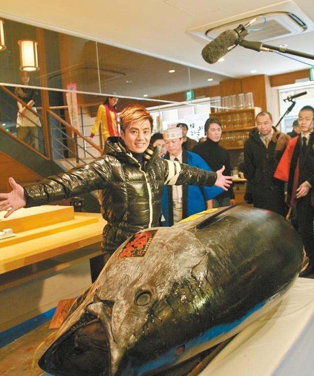 鄭威濤2008年以43萬港元，在日本築地市場投得「日本一」藍鰭吞拿魚，成為一時佳話。(網上圖片)