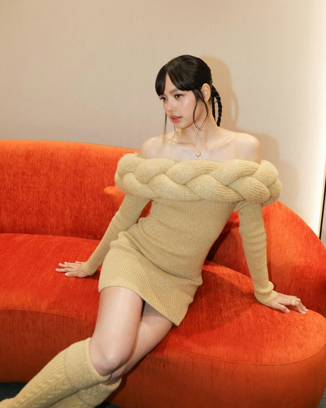 編髮造型教學參考1. LISA - 蝴蝶結辮子 (IG@lalalalisa_m)