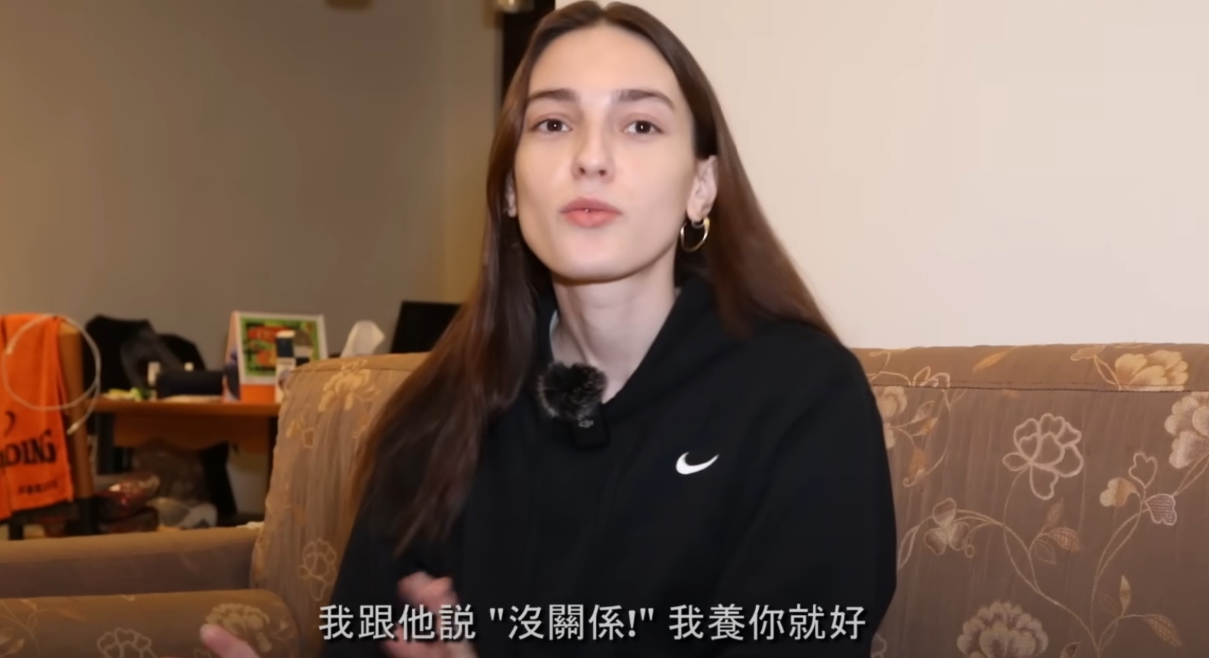 Mila分享自己带所有存款到台湾，在台湾男友最潦倒时跟他求婚，「他那时没工作没钱，我跟他说，『没关系，我养你就好』」。（YouTube@Stopkiddinstudio）