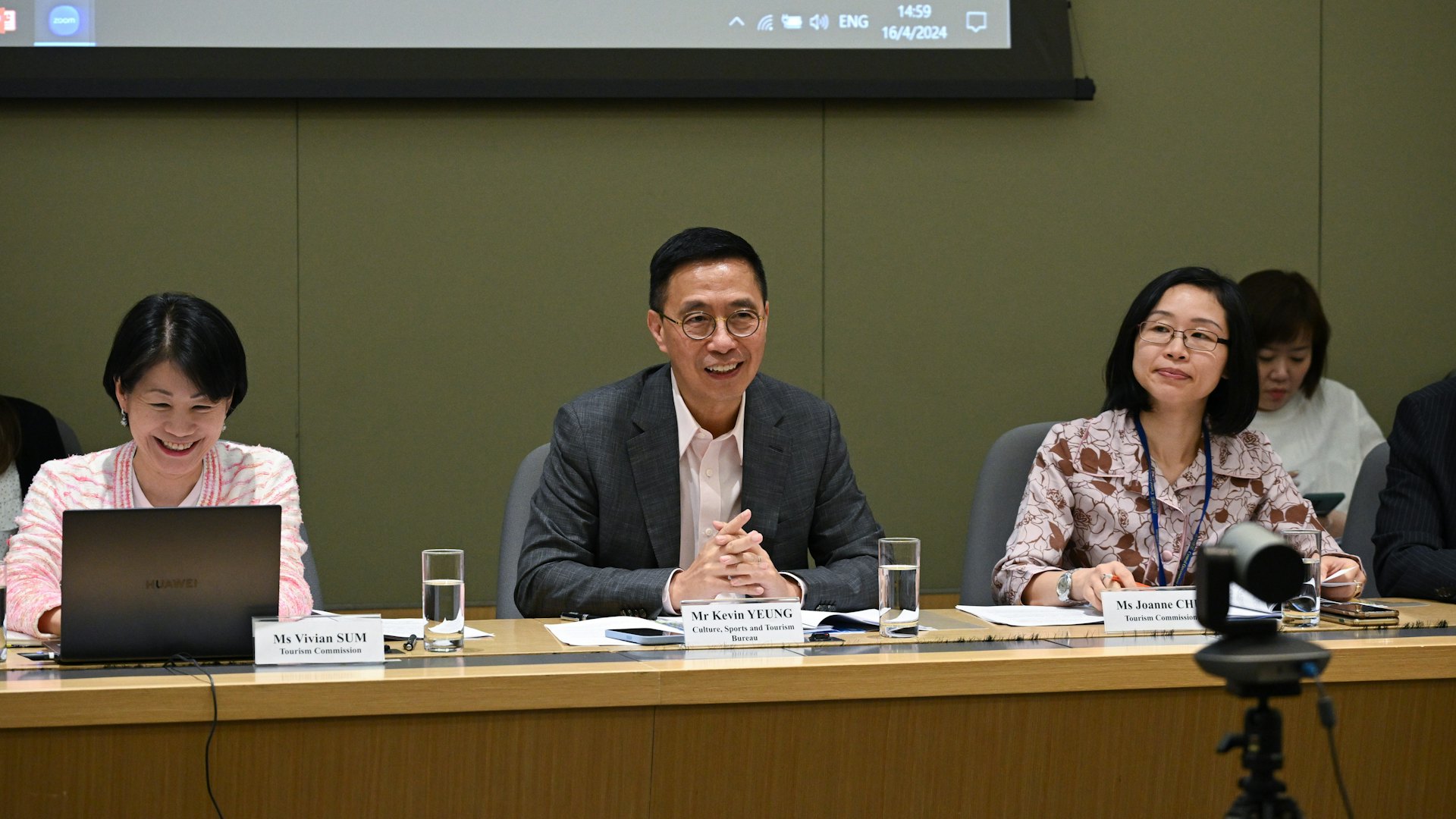 五一黃金周|各區民政處監察人流 落馬洲設公共交通工具專線 五一黃金周|各區民政處監察人流 落馬洲設公共交通工具專線