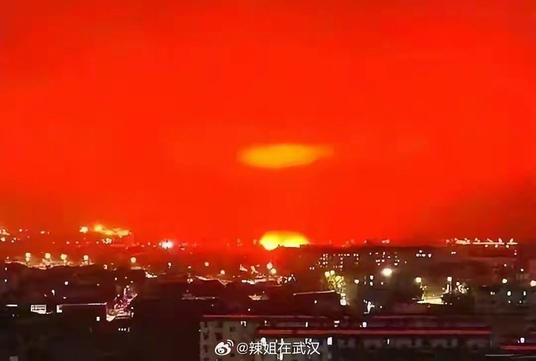 武汉有民众在15日凌晨发现，外面的天空呈现一片血红色，模样相当诡异，让网友议论纷纷。（微博＠辣姐在武汉）