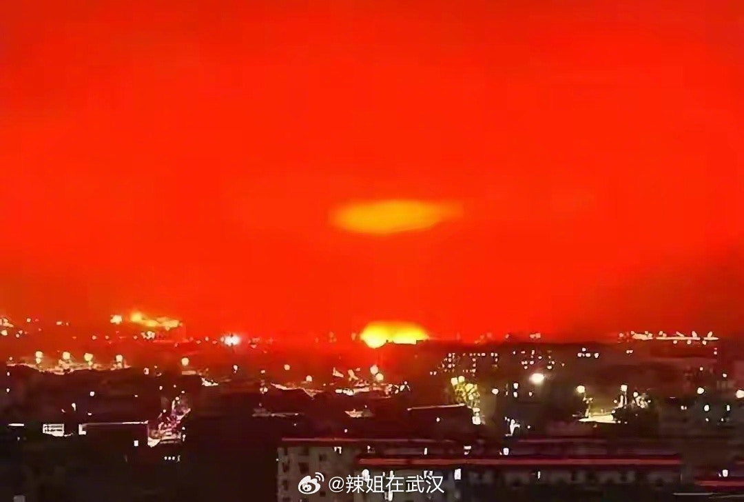 武漢有民眾在15日凌晨發現，外面的天空呈現一片血紅色，模樣相當詭異，讓網友議論紛紛。（微博＠辣姐在武漢）