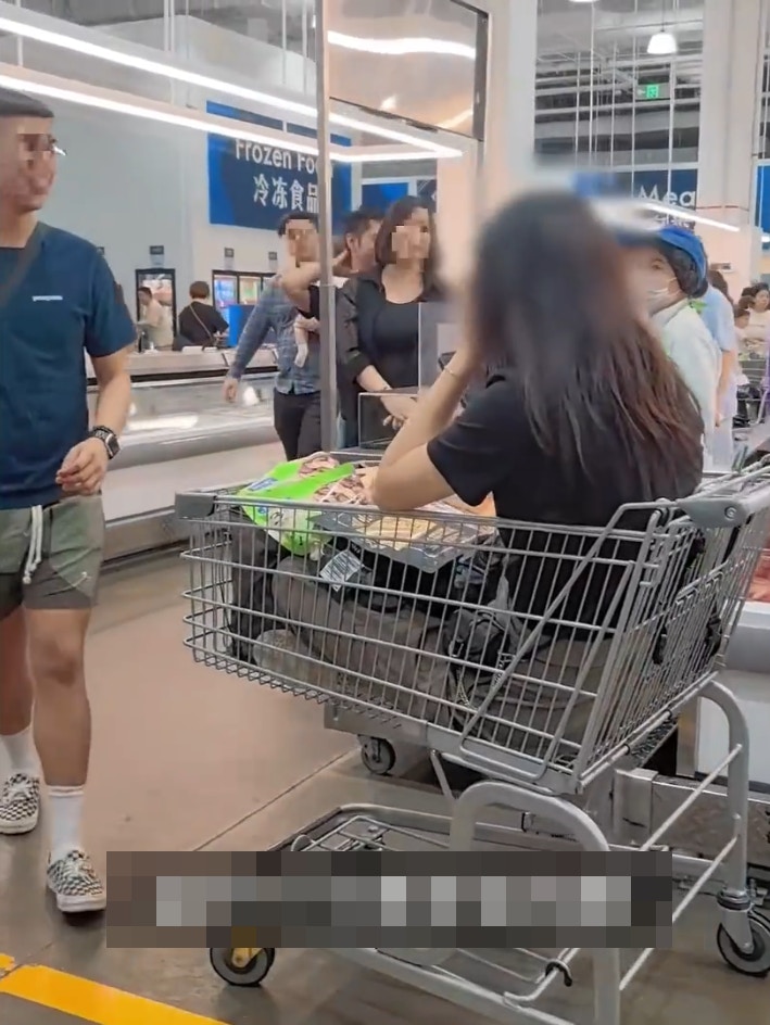 有网民发文吐槽指，自己在深圳的山姆超市购物期间，一小时内见到3-4位女性顾客坐在购物车内。（影片截图）