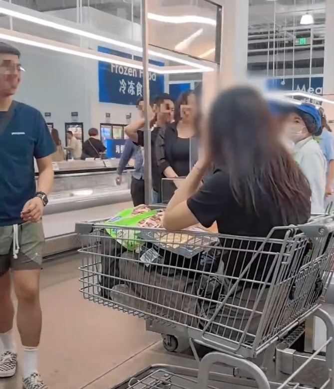 有网民发文吐槽指，自己在深圳的山姆超市购物期间，一小时内见到3-4位女性顾客坐在购物车内。（影片截图）