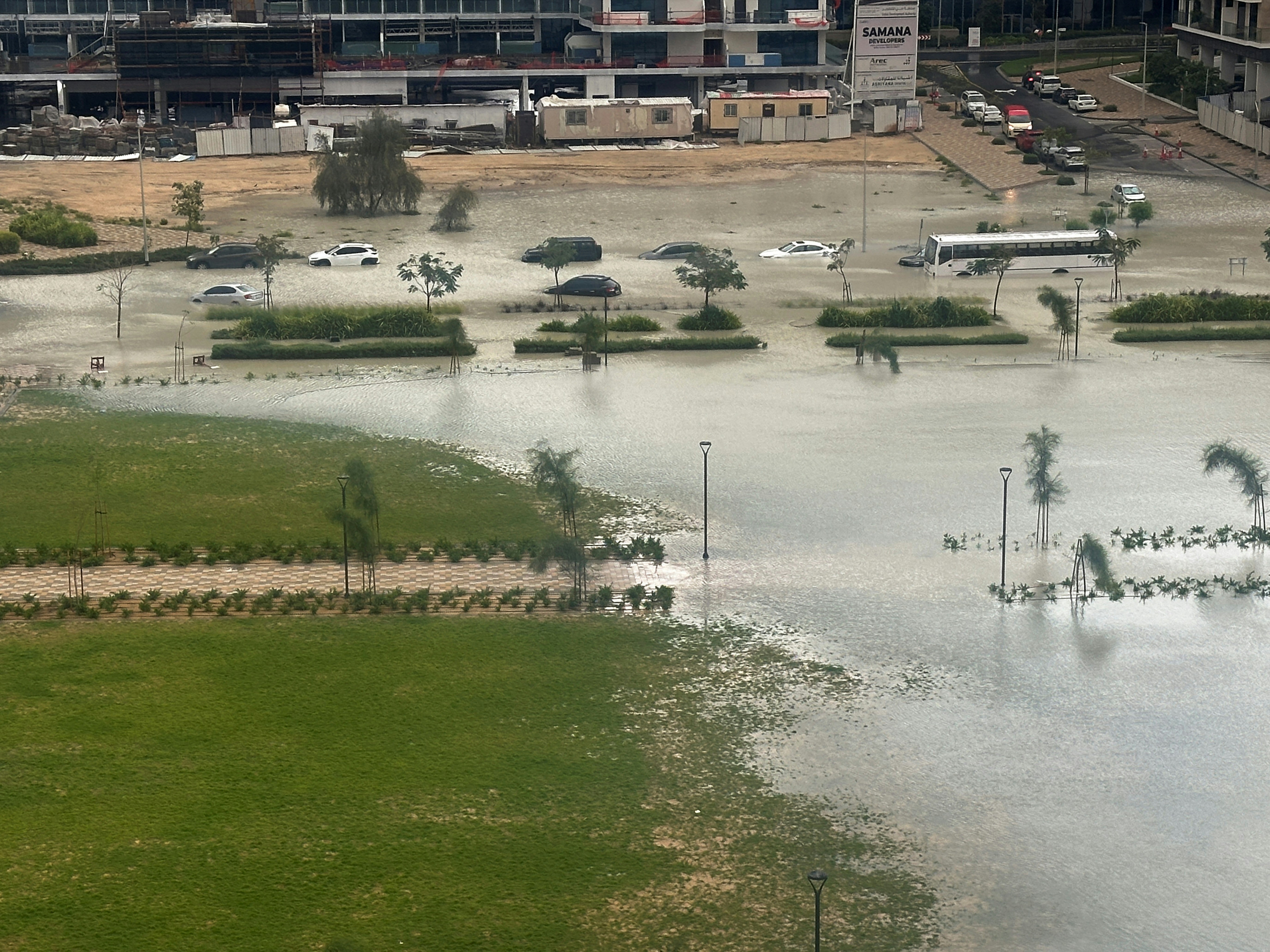 2024年4月16日，阿联酋杜拜在暴风雨过后受灾，汽车驶过被洪水淹没的街道。（Reuters）
