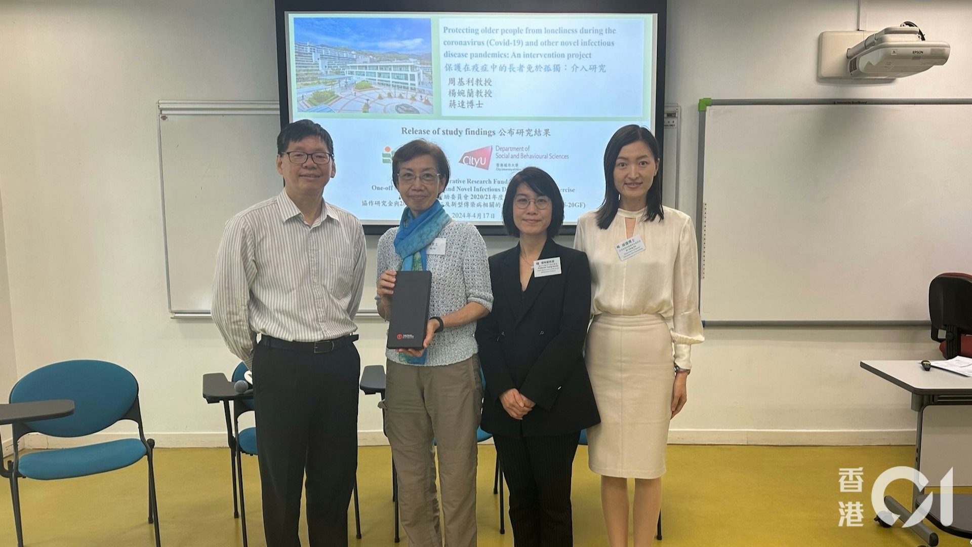 (左起)教大社會科學與政策研究學系教授周基利、參與研究的義工何女士、教大特殊教育與輔導學系副教授蔣達、城大社會及行為科學系教授楊婉蘭。(張家倫攝) (左起)教大社會科學與政策研究學系教授周基利、參與研究的義工何女士、教大特殊教育與輔導學系副教授蔣達、城大社會及行為科學系教授楊婉蘭。(張家倫攝)