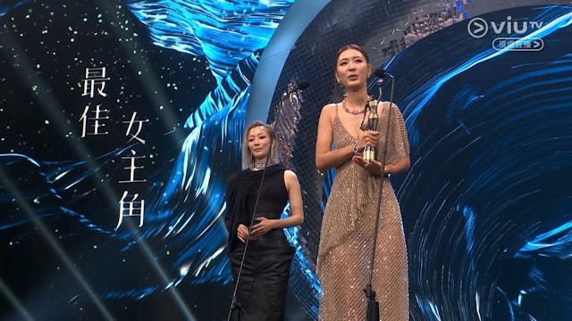 余香凝在郑秀文手中领奖。（影片截图）