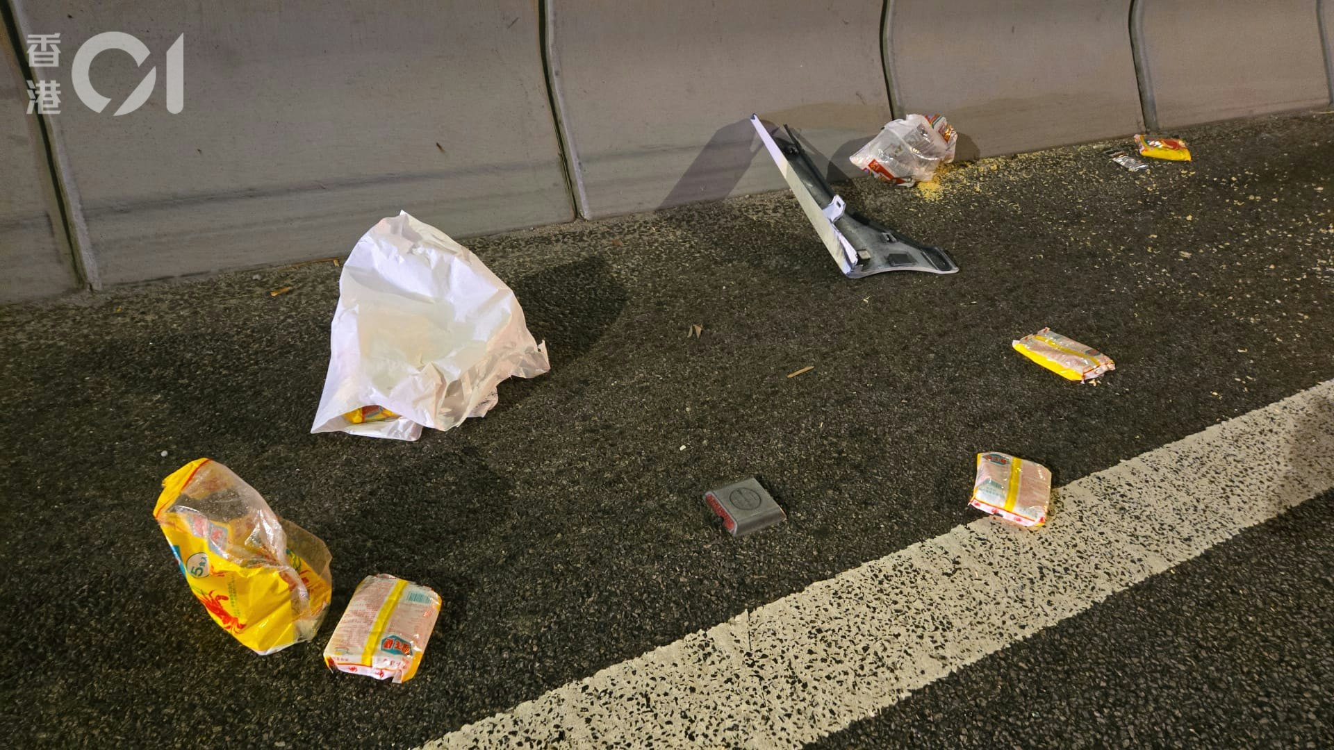 現場路面遺下多包即食麵。(陳永武攝) 現場路面遺下多包即食麵。(陳永武攝)