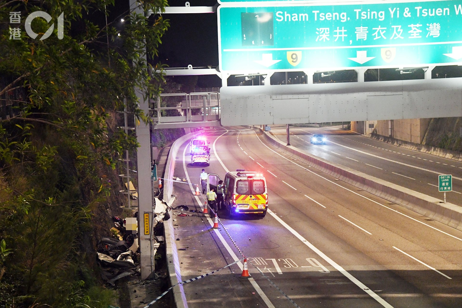 私家車撞向龍門架後斷成兩截。(陳永武攝) 私家車撞向龍門架後斷成兩截。(陳永武攝)