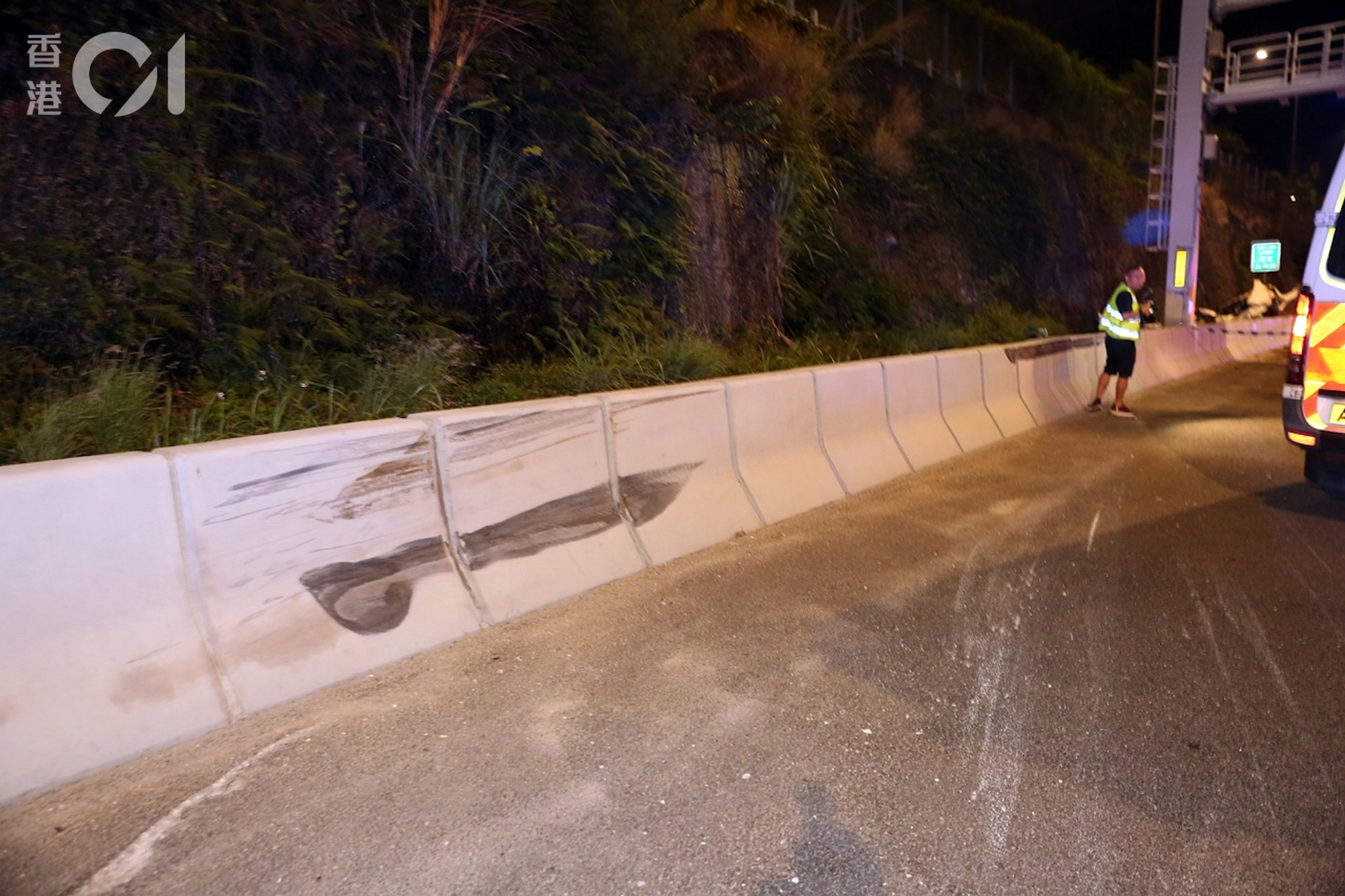 路壆上有擦撞痕跡。(陳永武攝) 路壆上有擦撞痕跡。(陳永武攝)