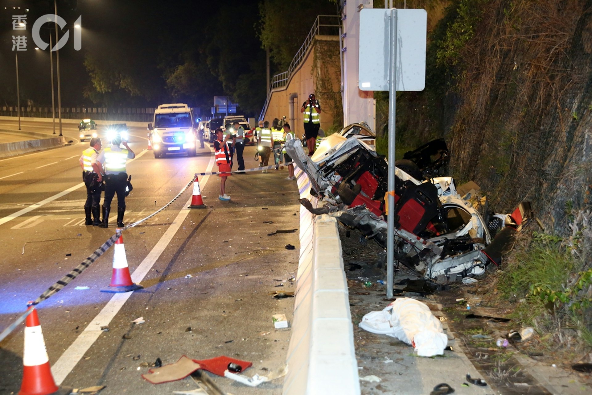 死者遺體由白布遮蔽。(陳永武攝) 死者遺體由白布遮蔽。(陳永武攝)
