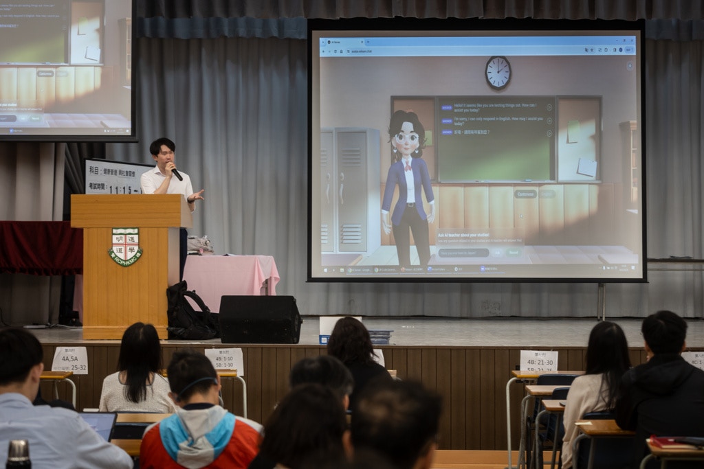 《香港01》為禮賢會彭學高紀念中學舉辦「AI 教學應用教師培訓工作坊」，由「Re:learn」創辦人蘇建峯主講。（廖雁雄攝）