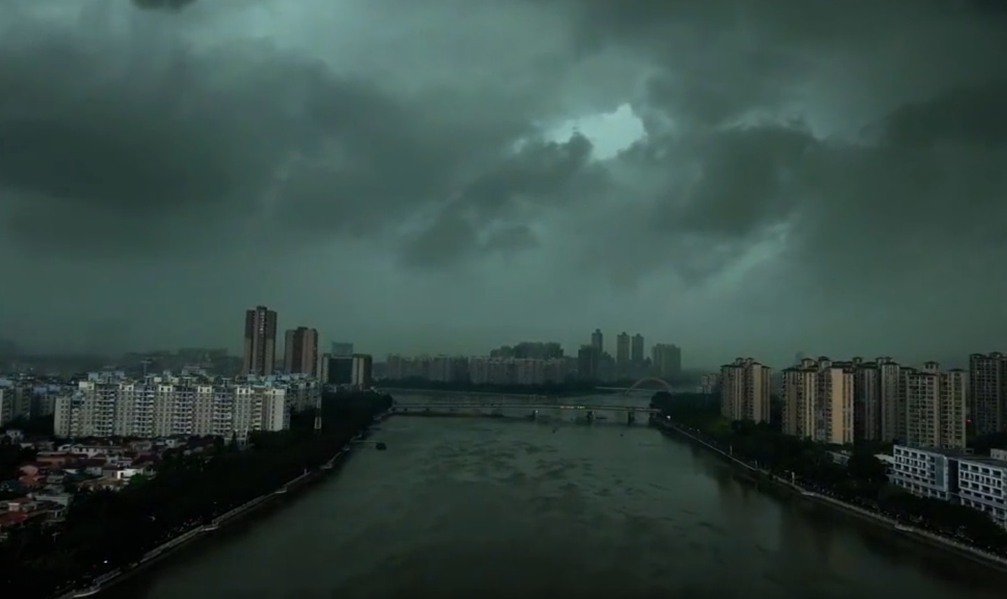 广州市区今晨下暴雨，天空「一秒入夜」变黑，犹如末日来临。（微博图片）