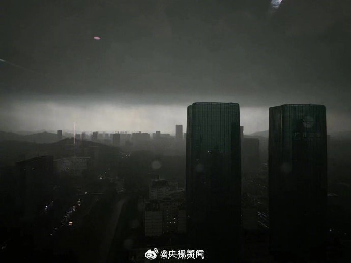 广州市区今晨下暴雨，天空「一秒入夜」变黑，犹如末日来临。（微博图片）