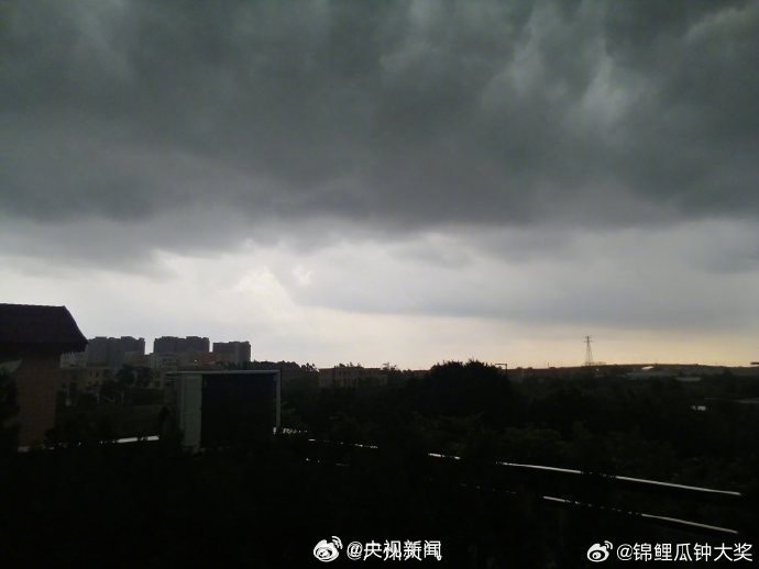 广州市区今晨下暴雨，天空「一秒入夜」变黑，犹如末日来临。（微博图片）