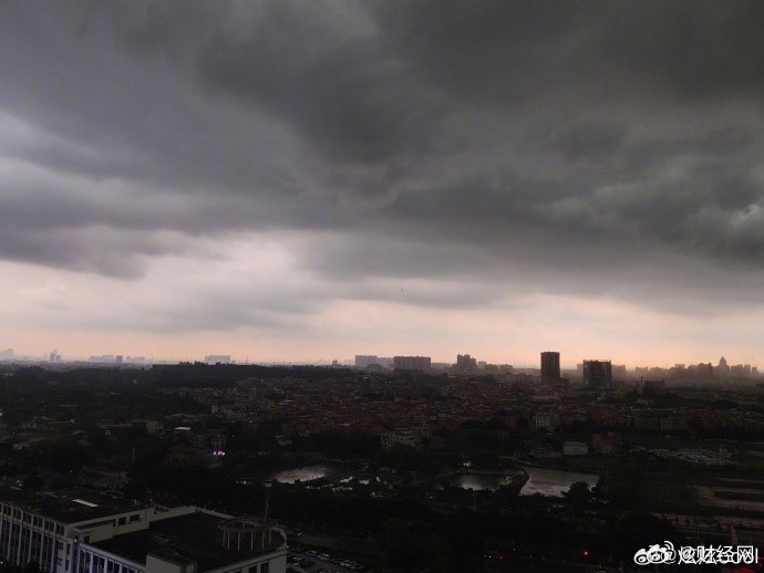 广州市区今晨下暴雨，天空「一秒入夜」变黑，犹如末日来临。（微博图片）