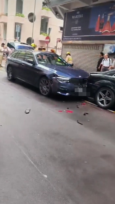 一辆蓝色私家车撞向前方私家车车尾，其车头有损毁。（香港交通及突发事故报料区/李汶影片截图）