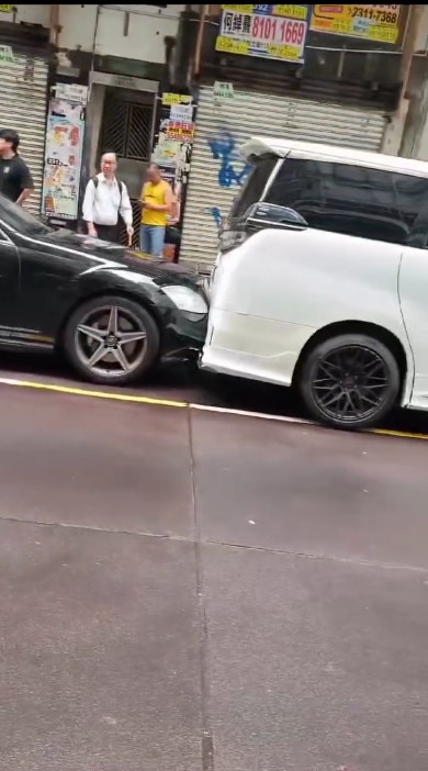 黑色私家车因后方冲撞而再撞向前方白色私家车。（香港交通及突发事故报料区/李汶影片截图）