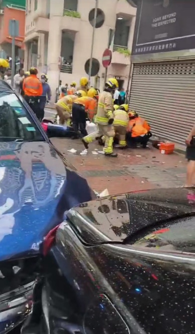 救援人员在场为伤者急救。（香港交通及突发事故报料区/李汶影片截图）