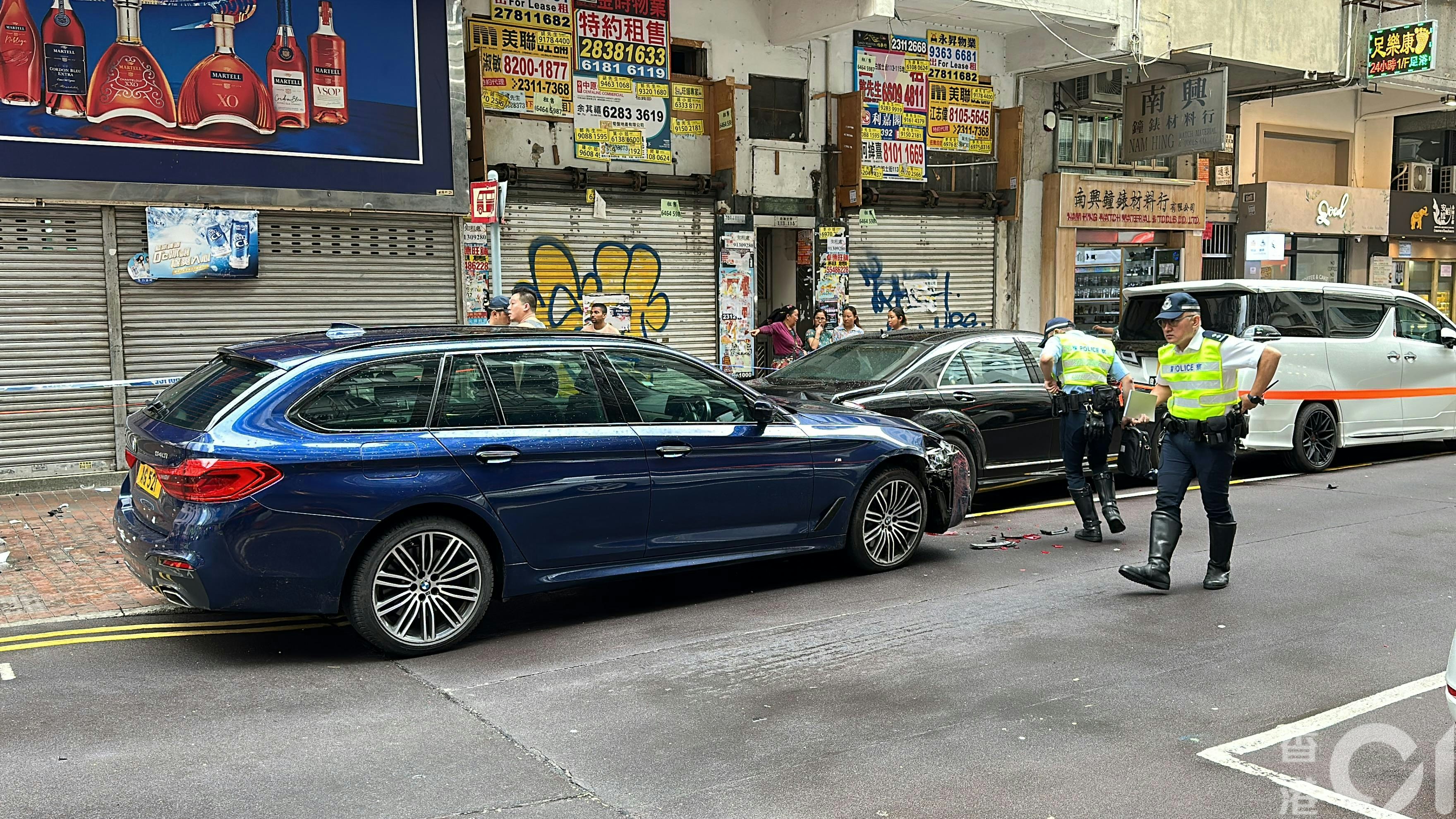 最终蓝色宝马撞向两部停泊在路边的私家车后才停下。（马耀文摄）