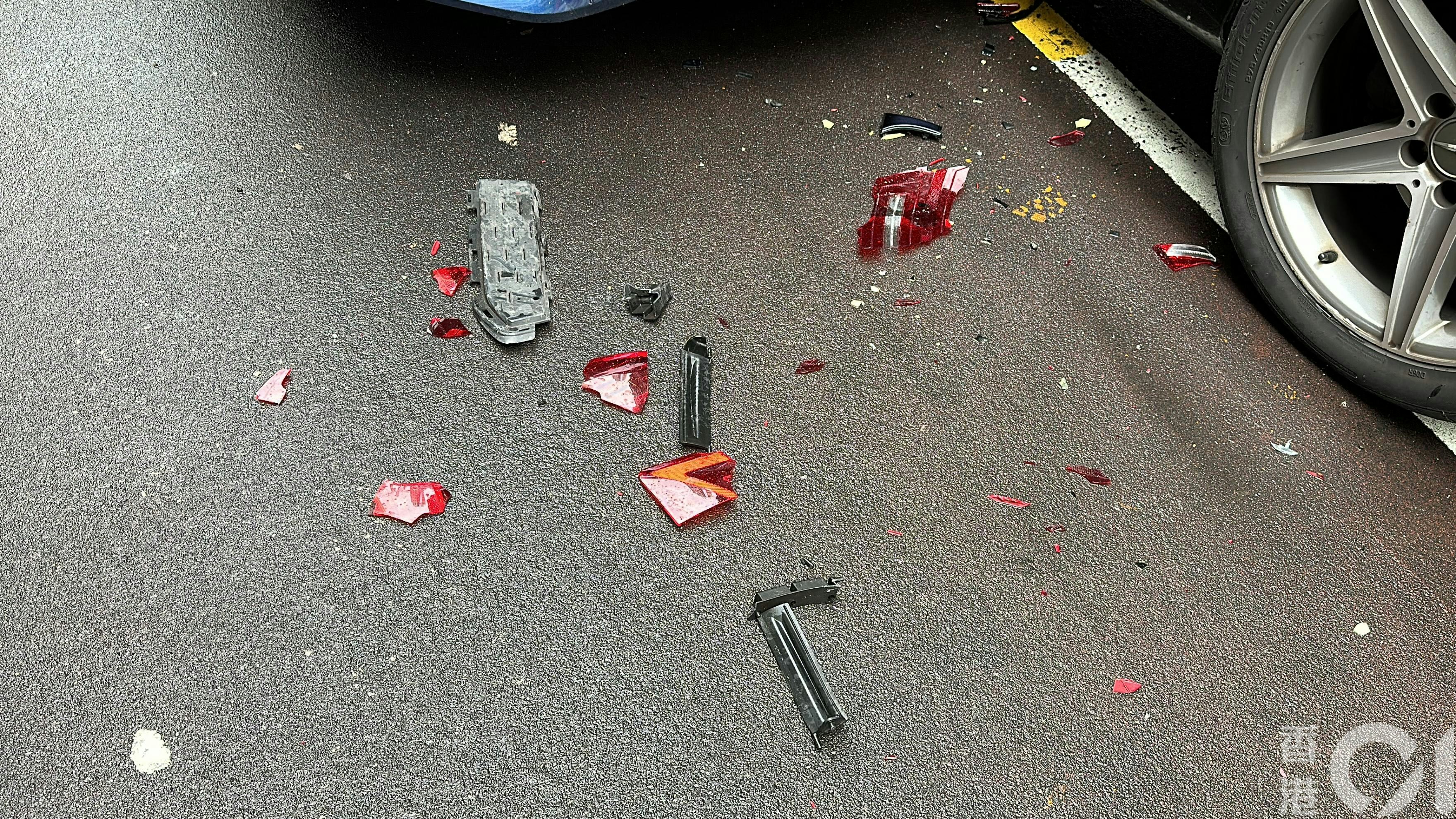地上有车辆碎片。（马耀文摄）