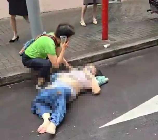 有女子被撞后躺在马路伤重昏迷。（网上影片截图）