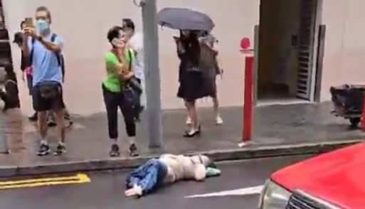 有女子躺在马路伤重昏迷。（网上影片截图）