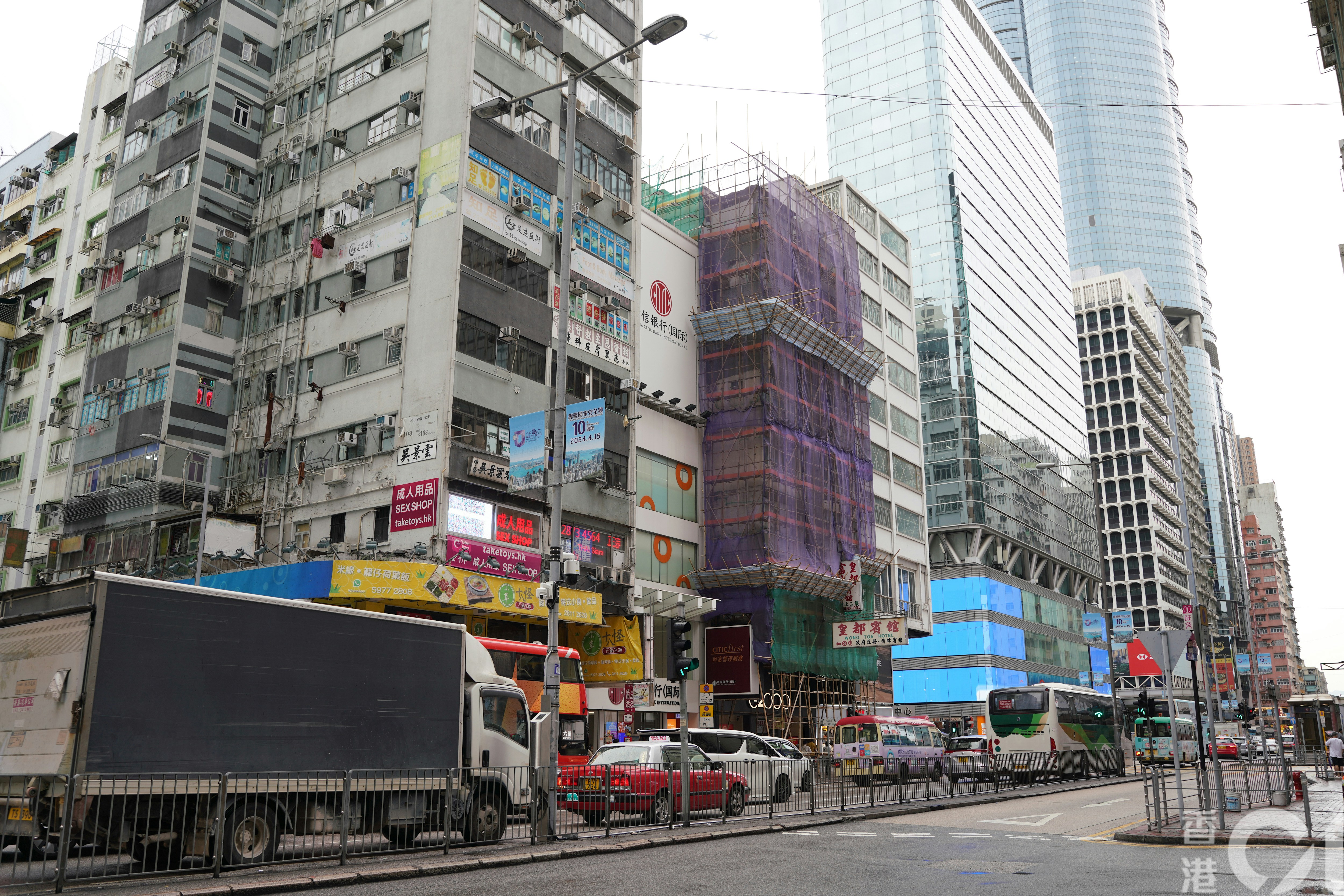 亚皆老街及通菜街交界车行道装有新设的闭路电视镜头，附近有住宅大厦、新达广场等。（黄浩谦摄）